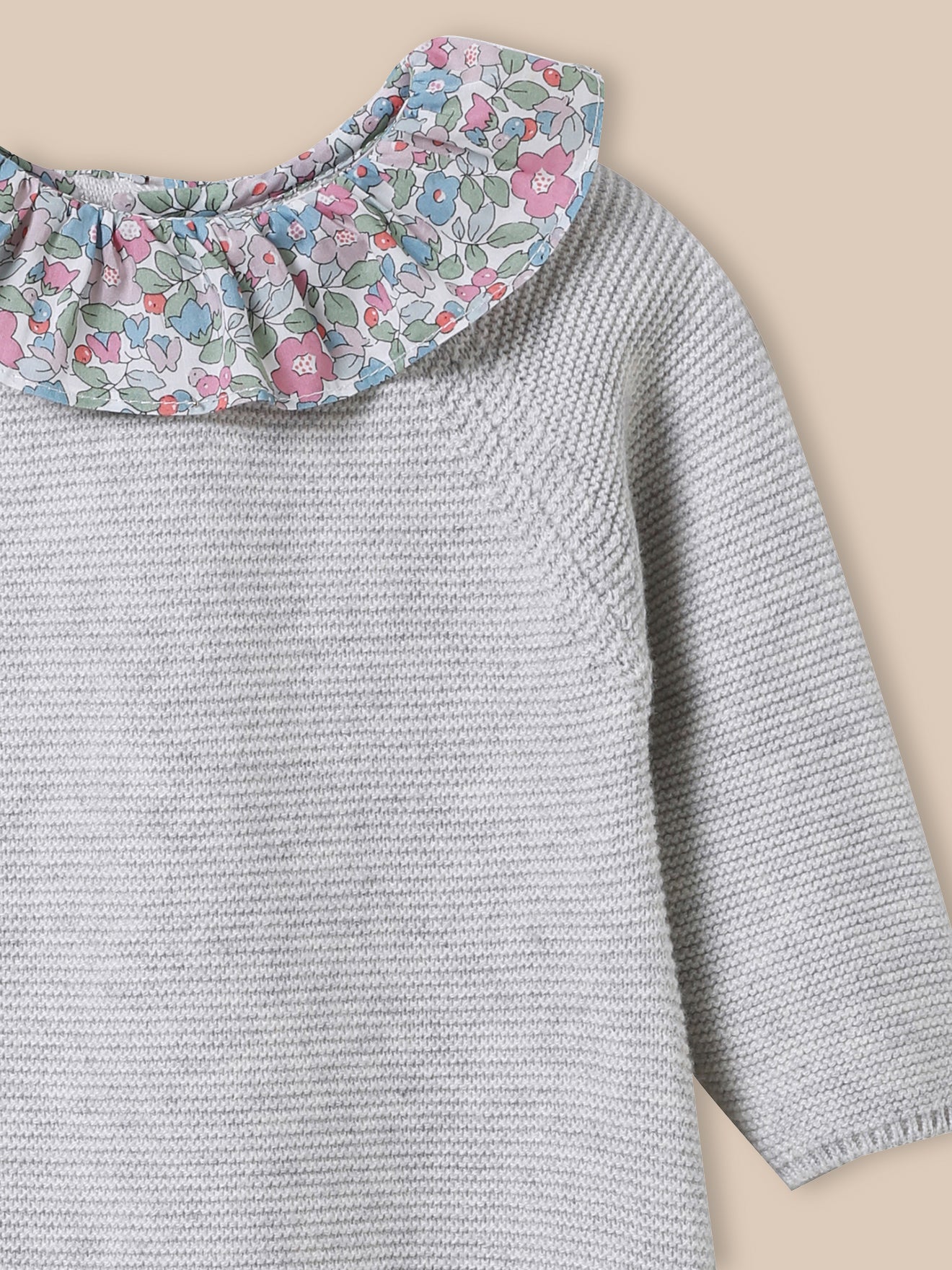 Baby-Overall aus Strick, Kragen aus Liberty®-Stoff