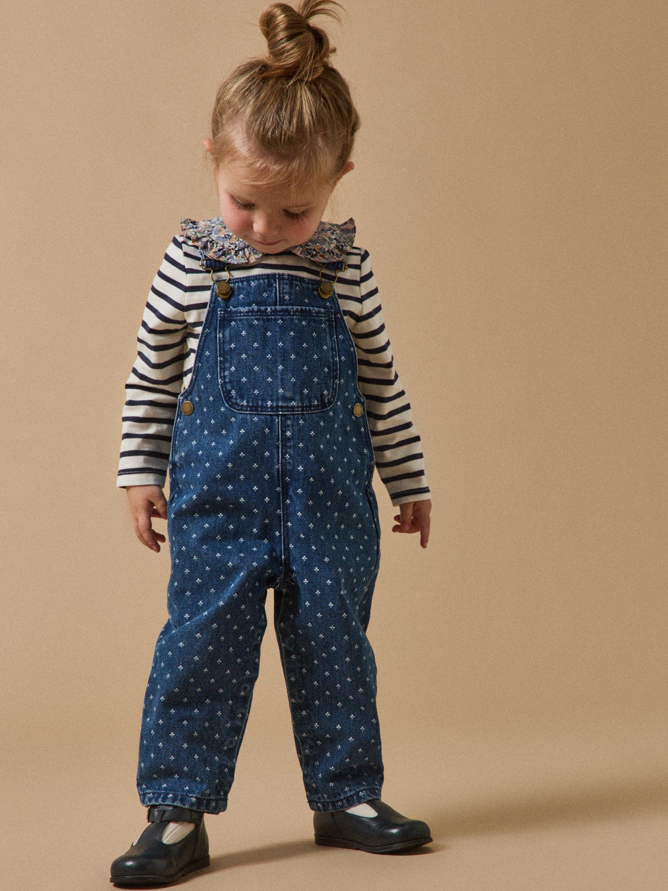 Baby-Latzhose aus Denim mit Allover-Print