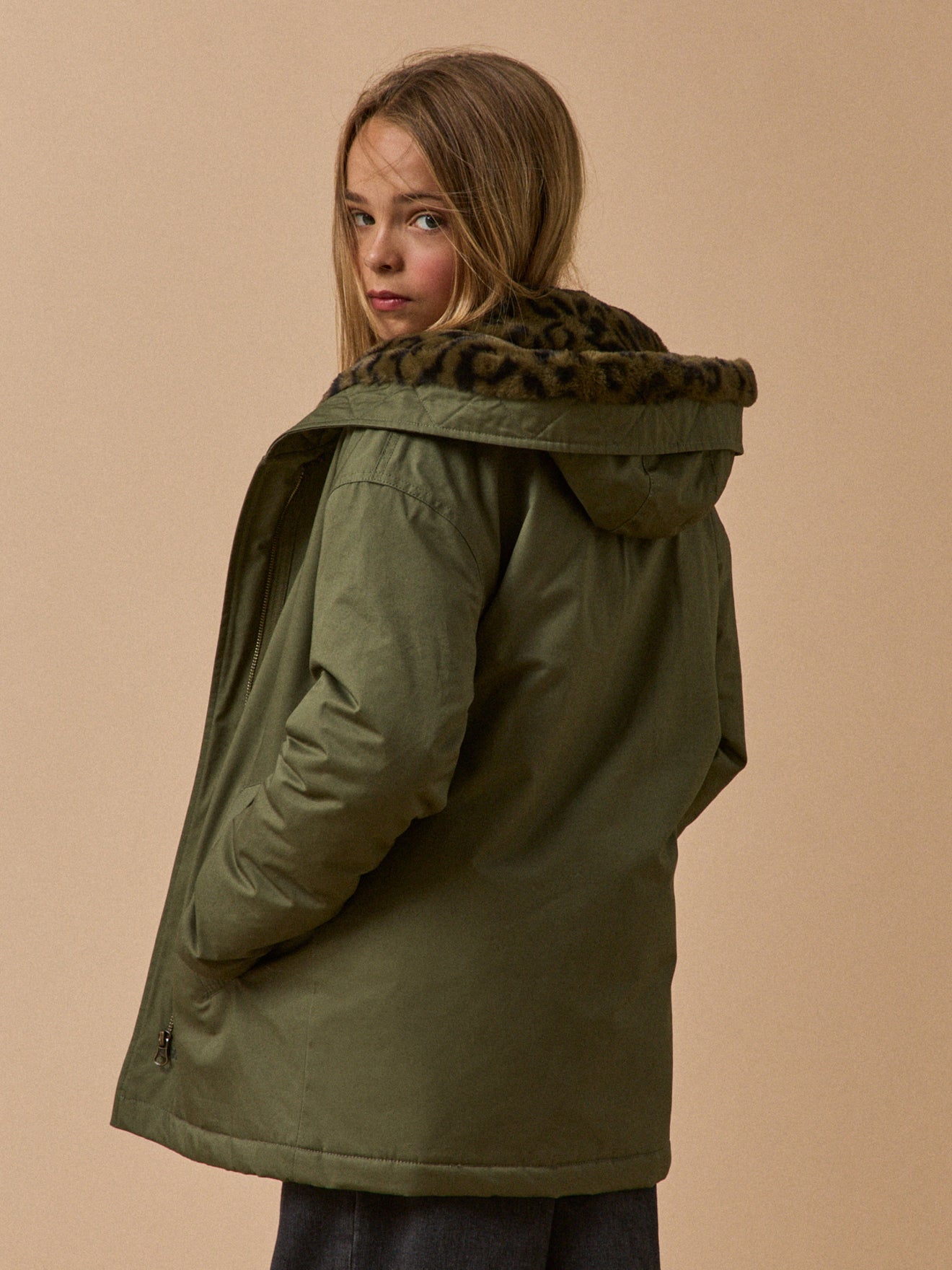 Mädchen-Parka, kurz, mit Leoprint-Futter