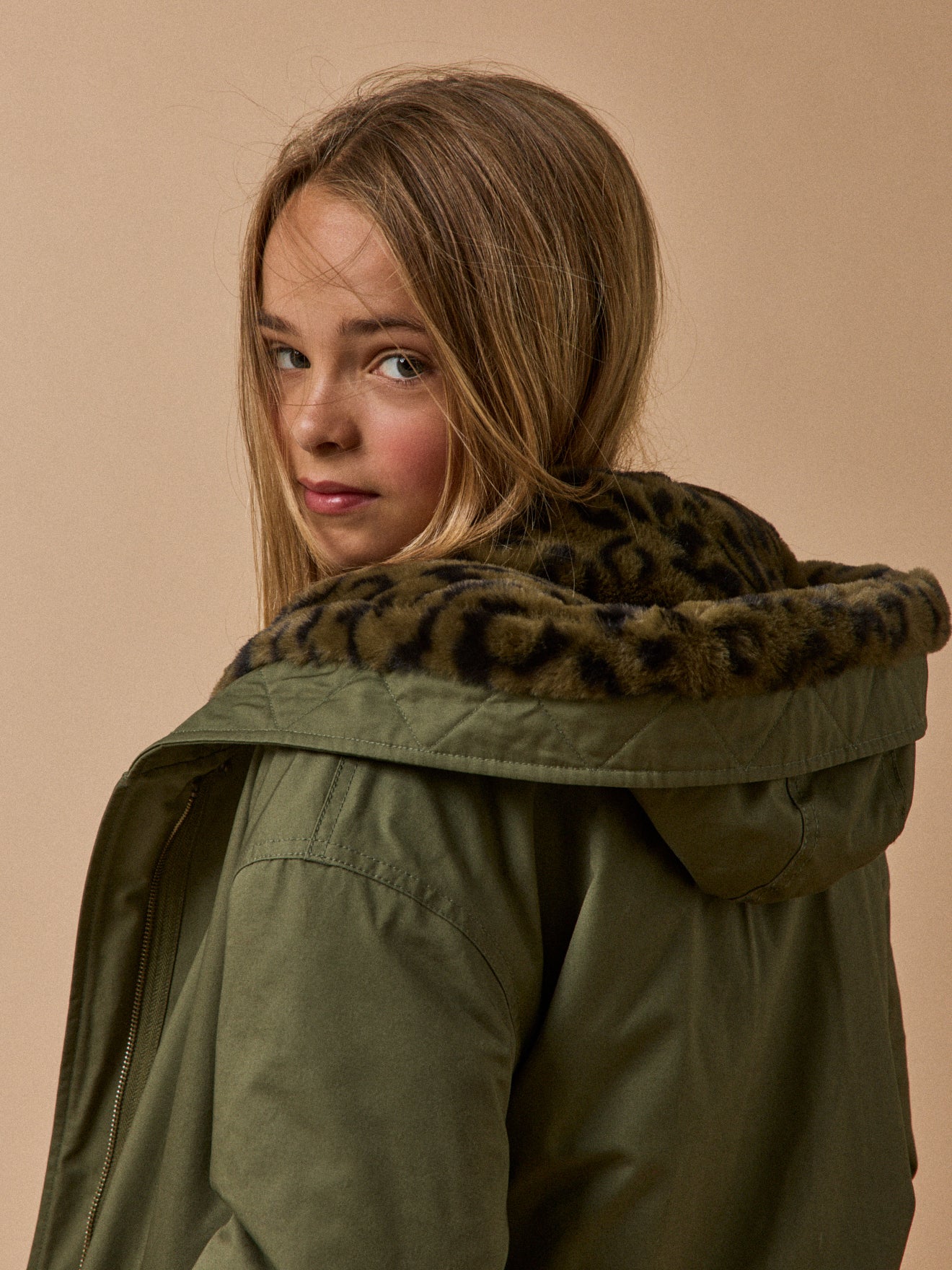 Mädchen-Parka, kurz, mit Leoprint-Futter