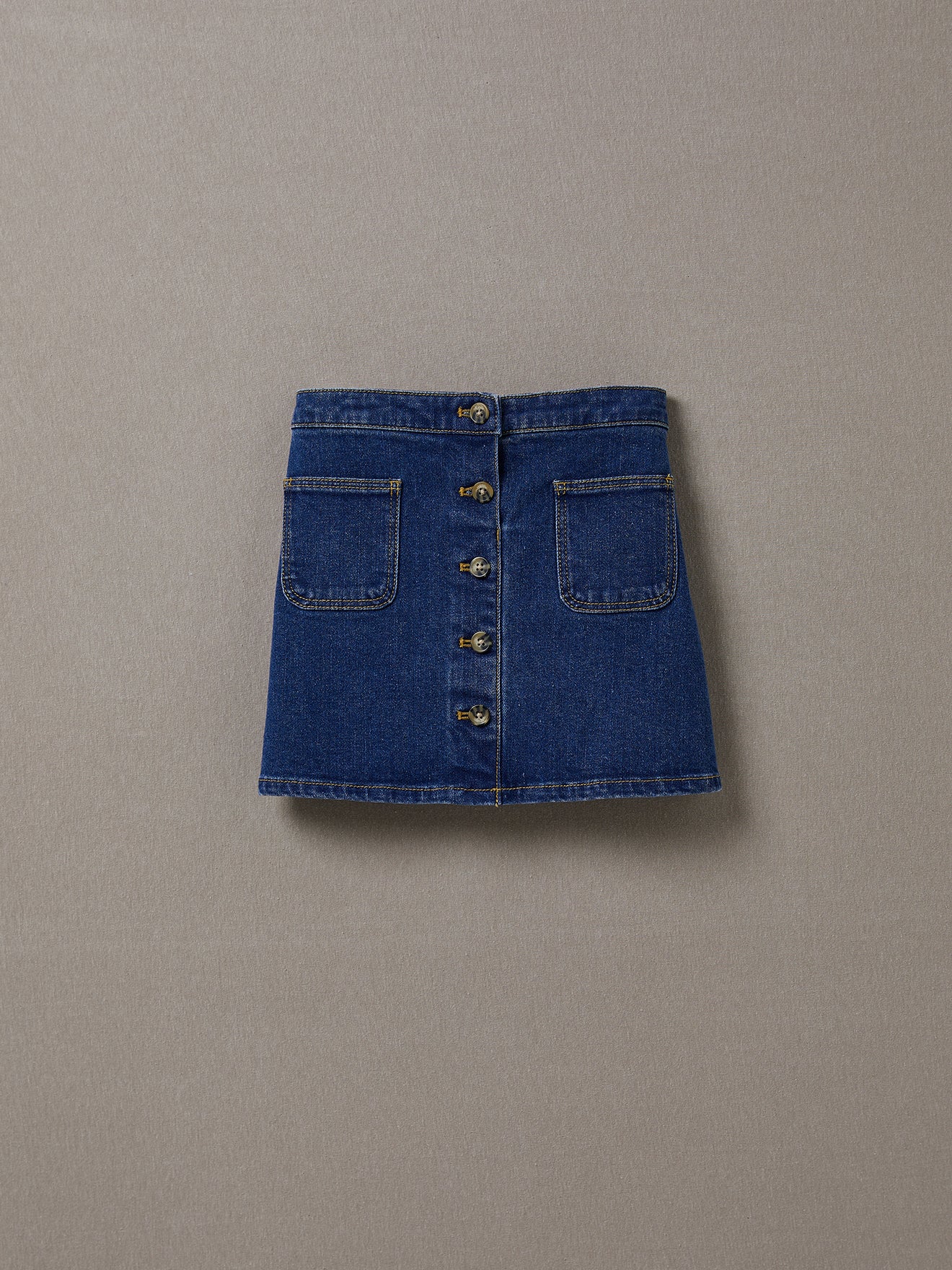 Mädchenrock aus ungewaschenem Denim