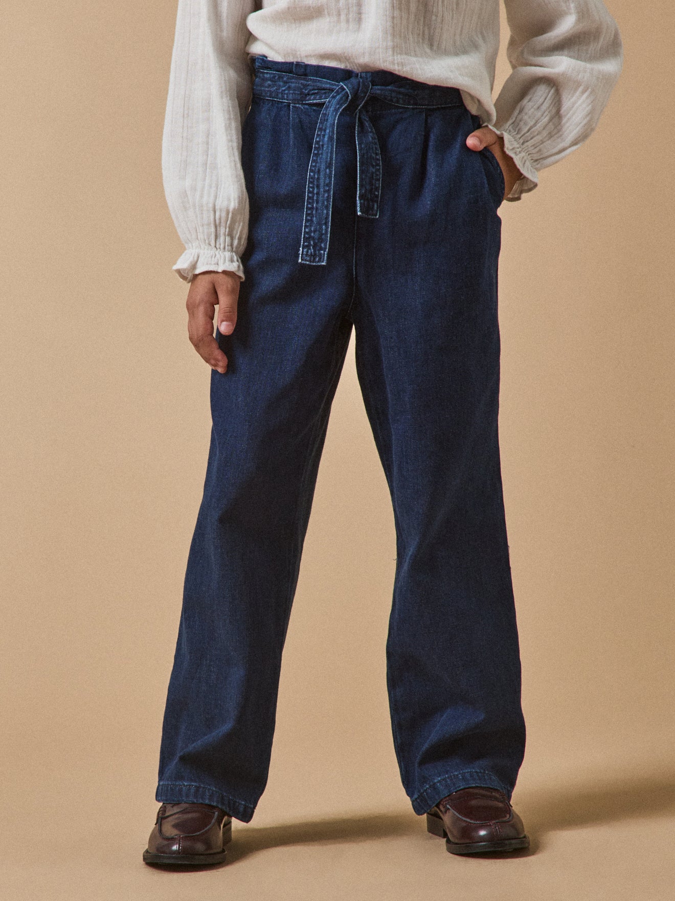 Mädchenhose aus leichtem Denim, weit geschnitten