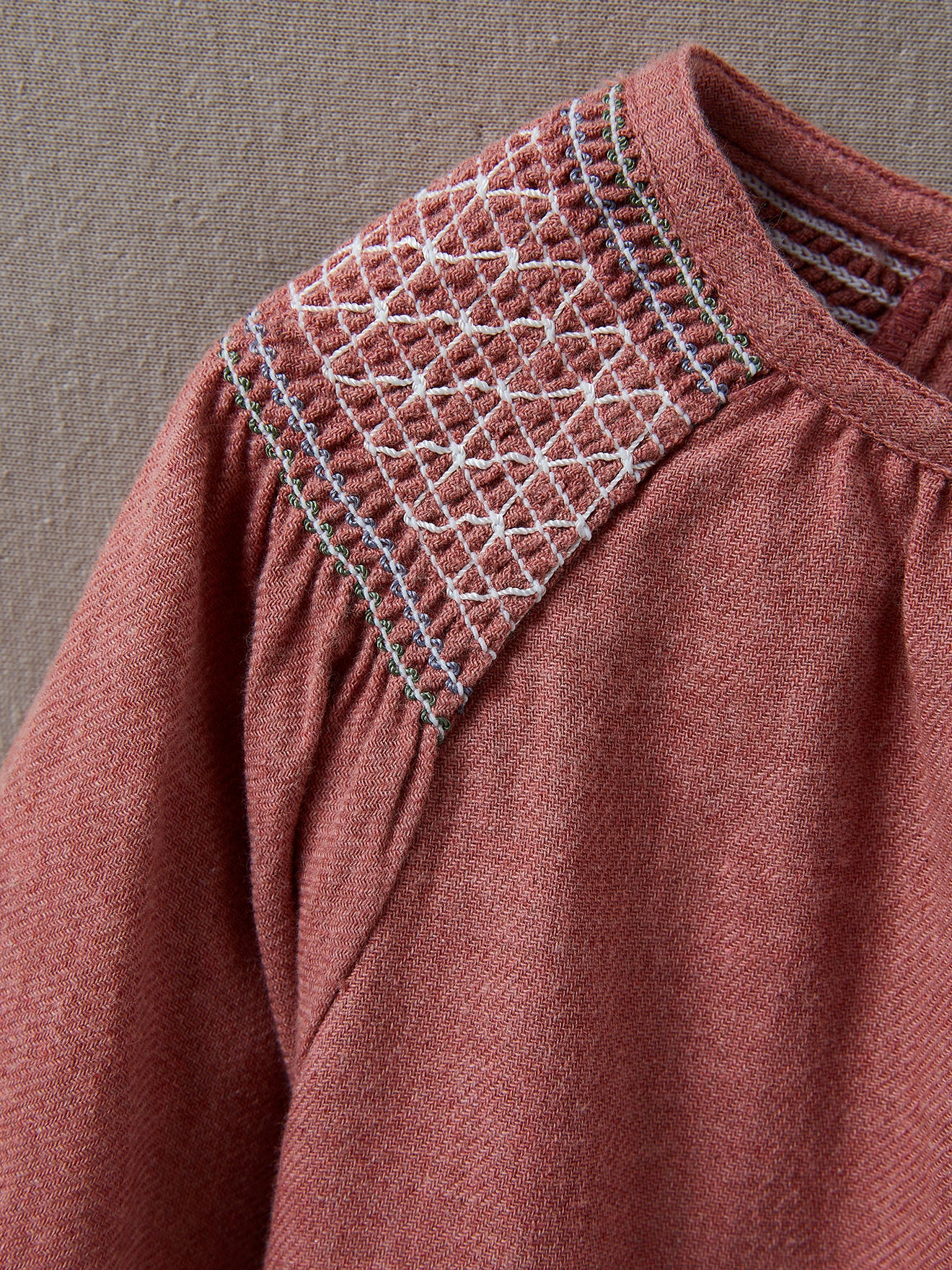 Mädchenbluse mit Smokstoff