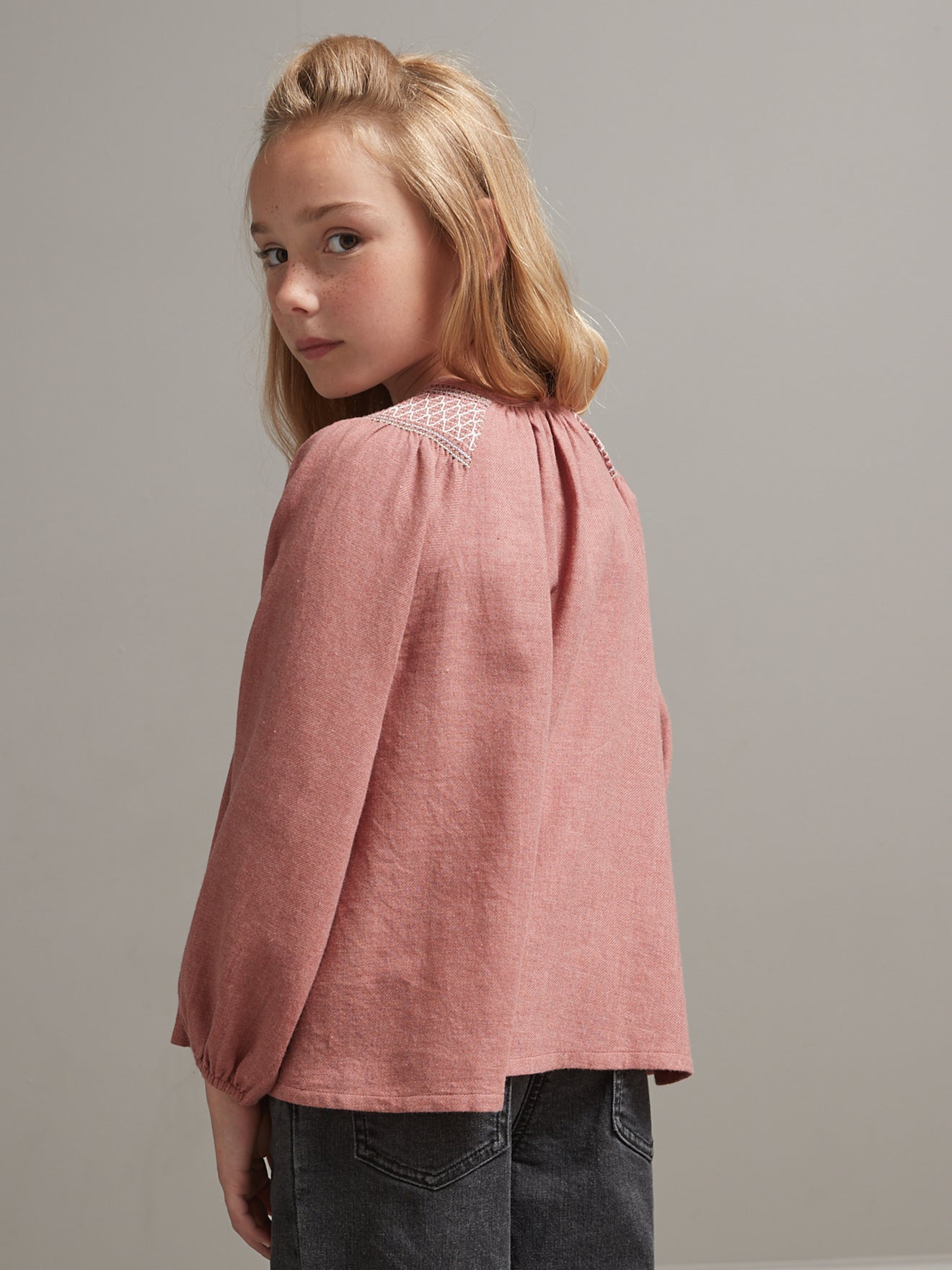 Mädchenbluse mit Smokstoff