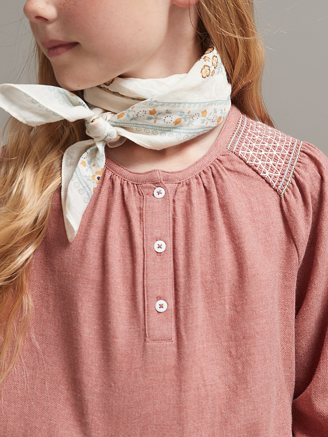 Mädchenbluse mit Smokstoff
