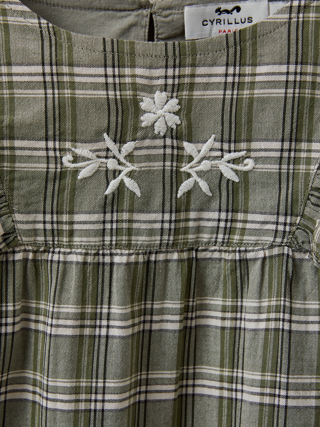Mädchenbluse mit Stickerei und Karomuster