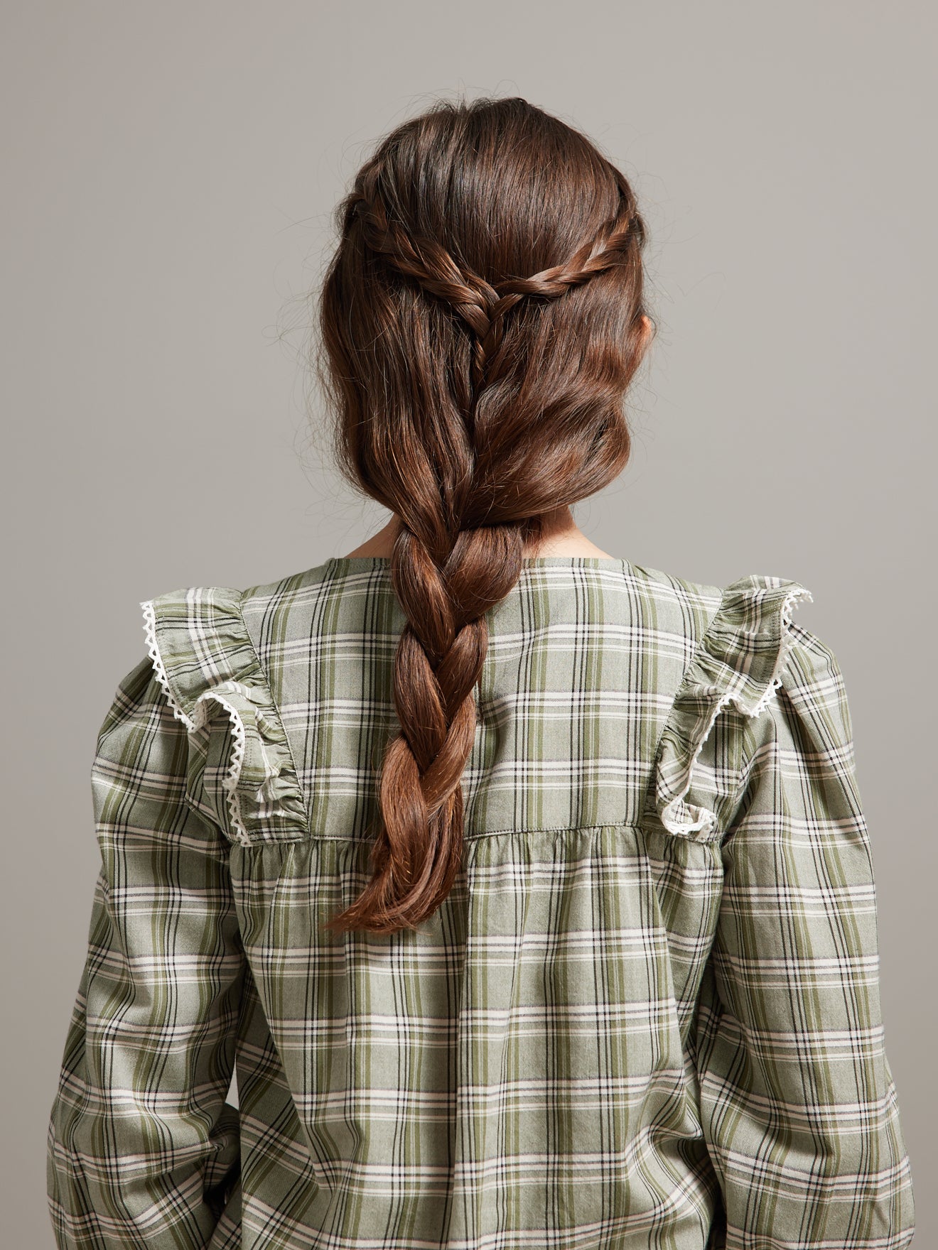 Mädchenbluse mit Stickerei und Karomuster
