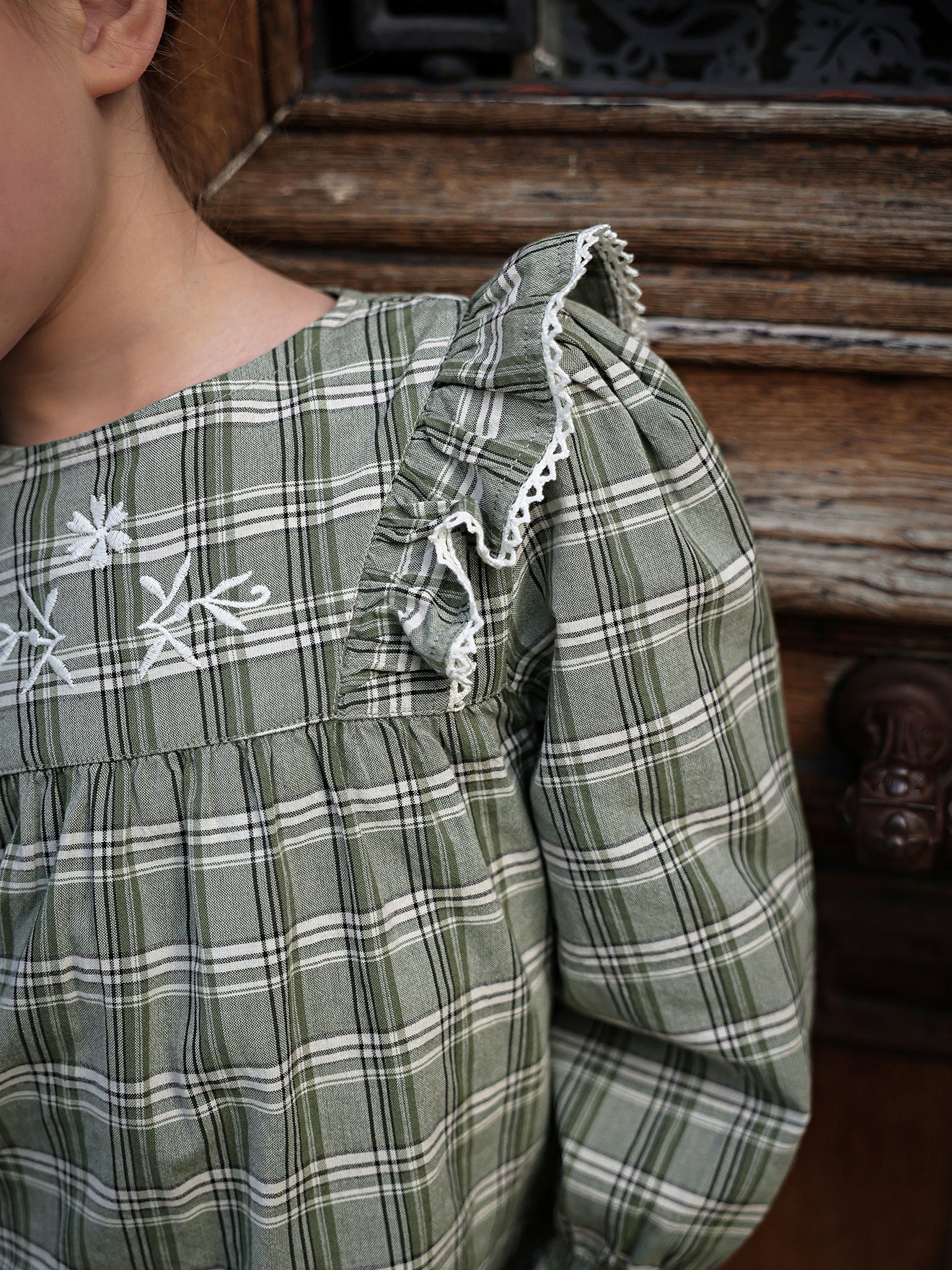 Mädchenbluse mit Stickerei und Karomuster