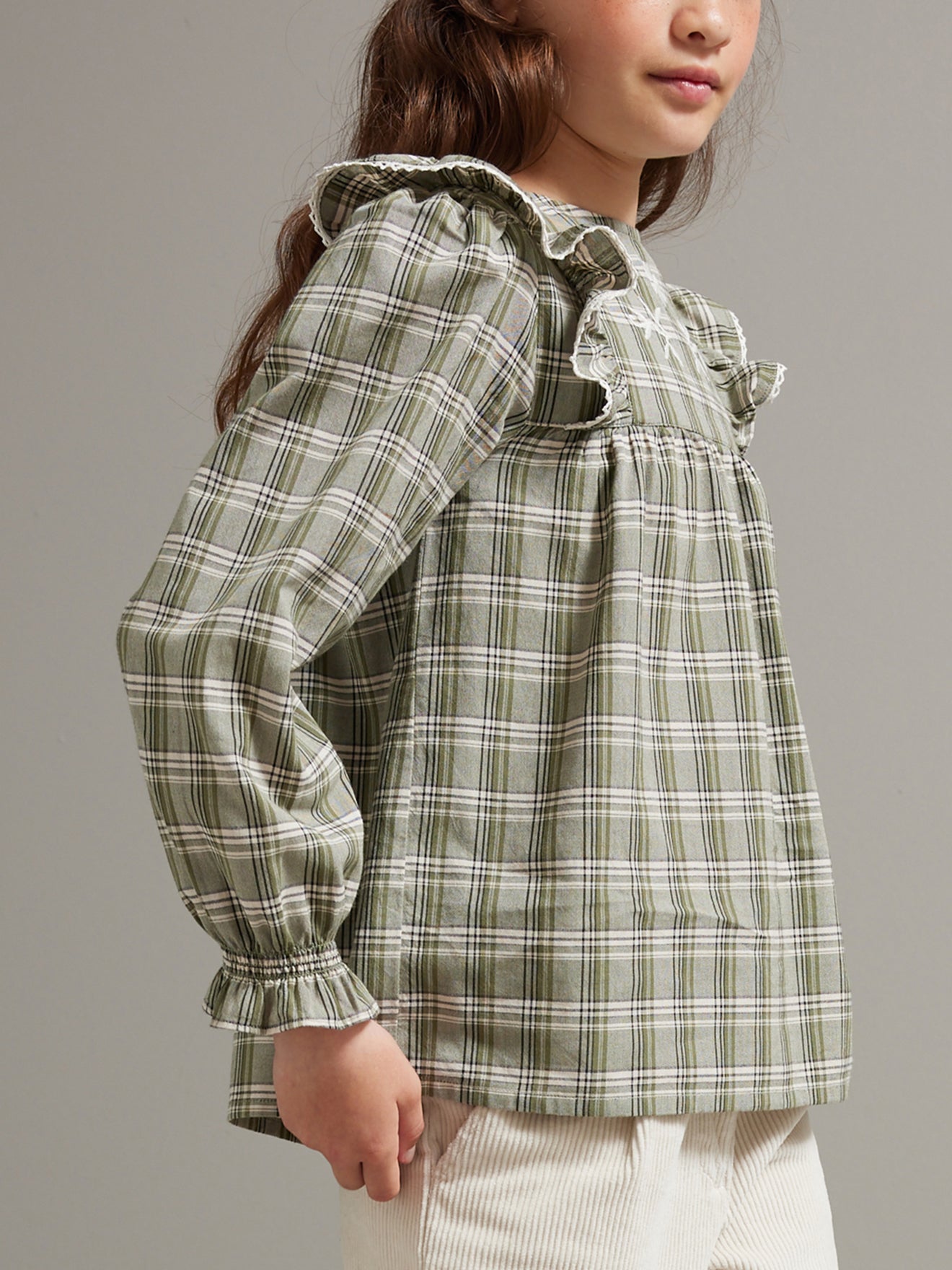 Mädchenbluse mit Stickerei und Karomuster