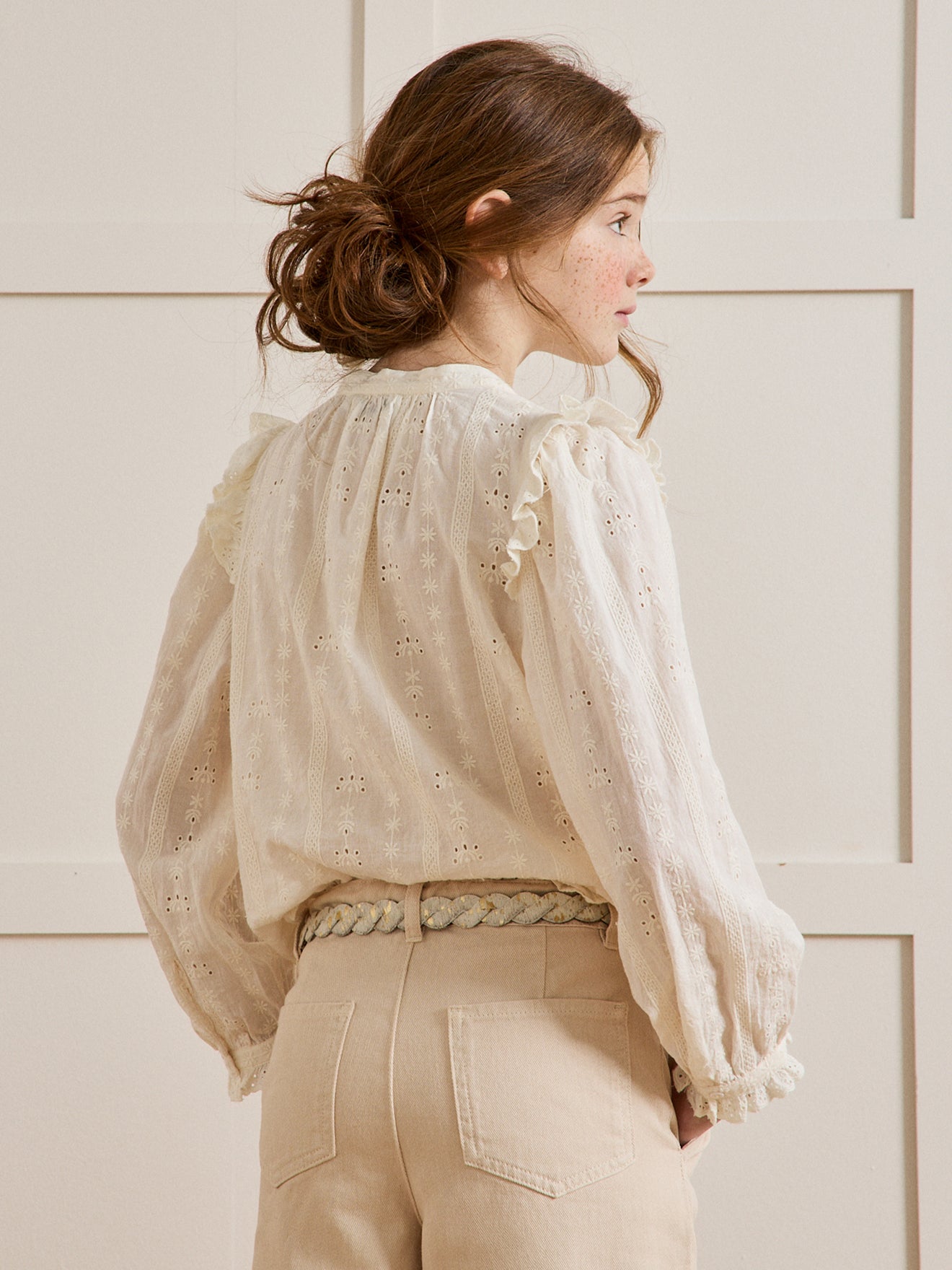 Mädchenbluse mit Stickerei