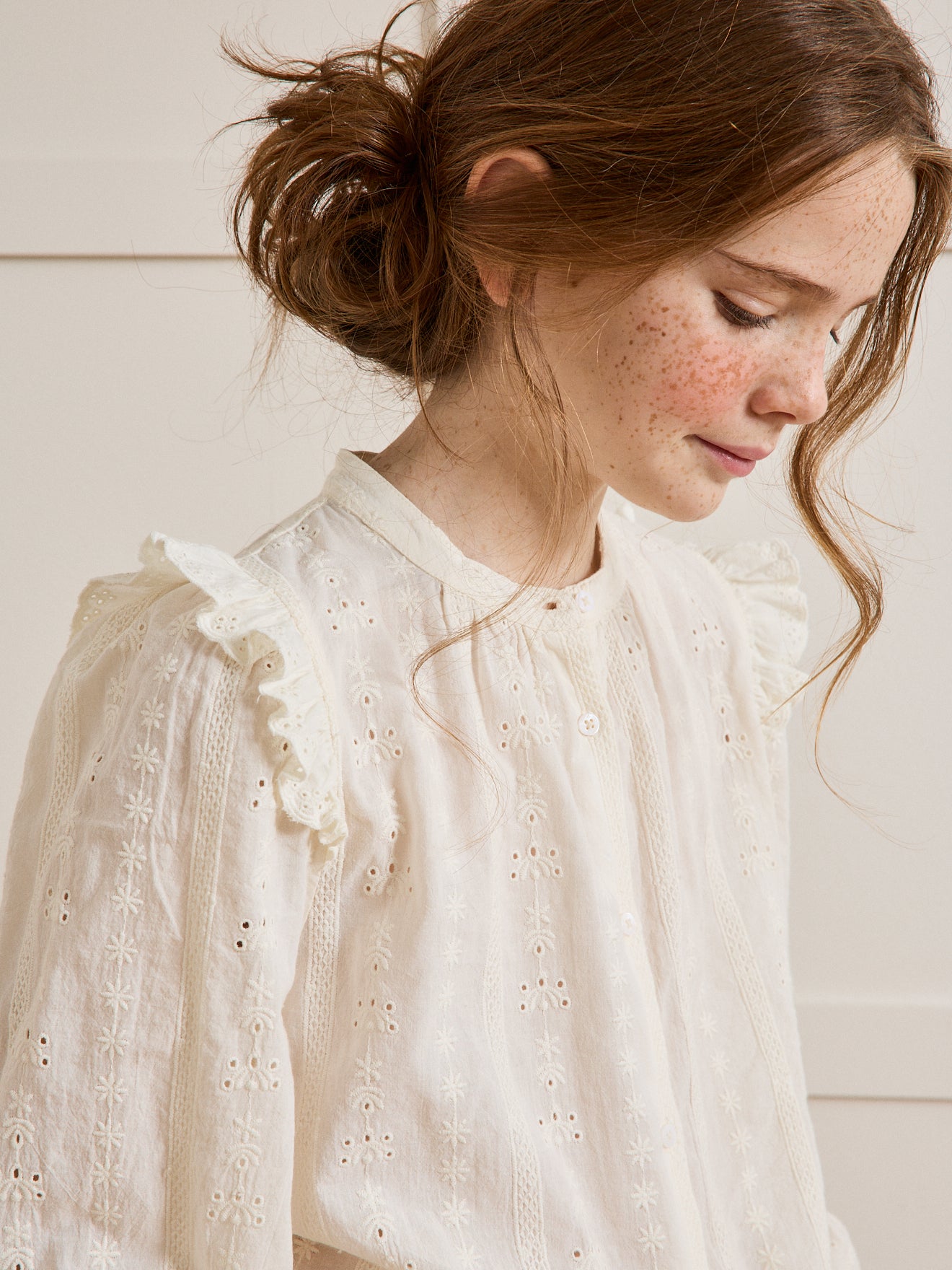 Mädchenbluse mit Stickerei