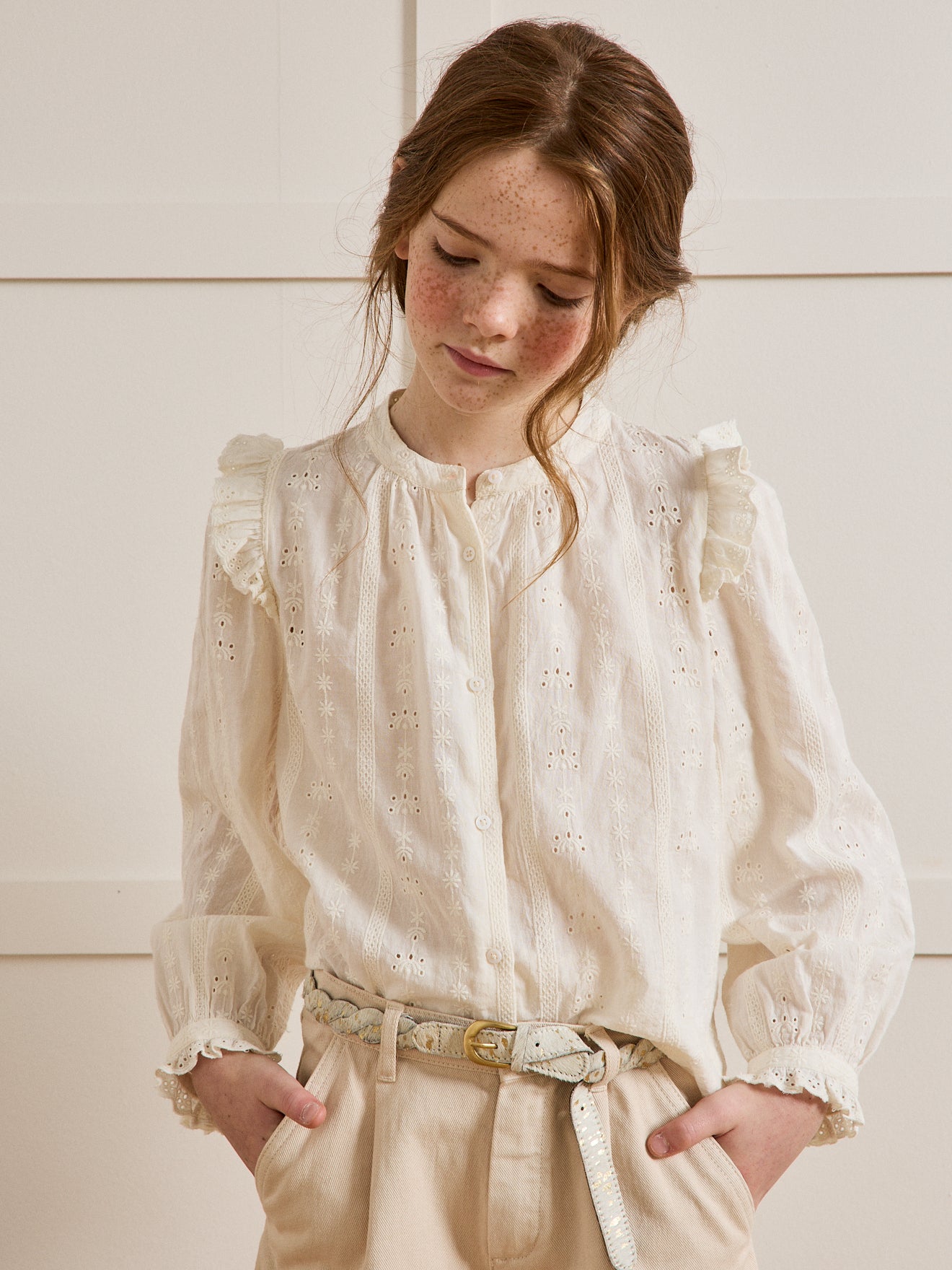 Mädchenbluse mit Stickerei