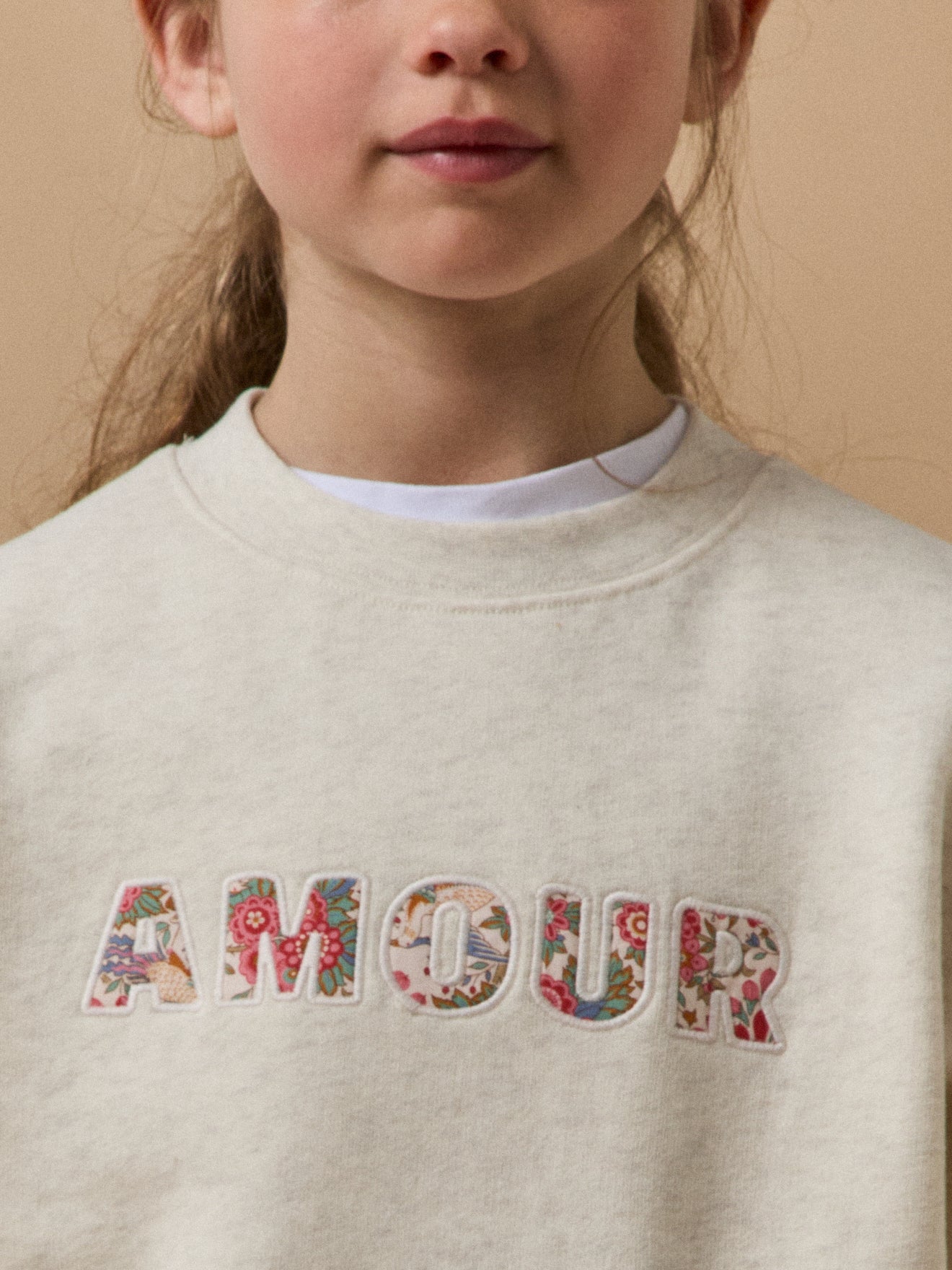 Mädchen-Sweatshirt mit Buchstaben aus Liberty®-Stoff – Bio-Baumwolle