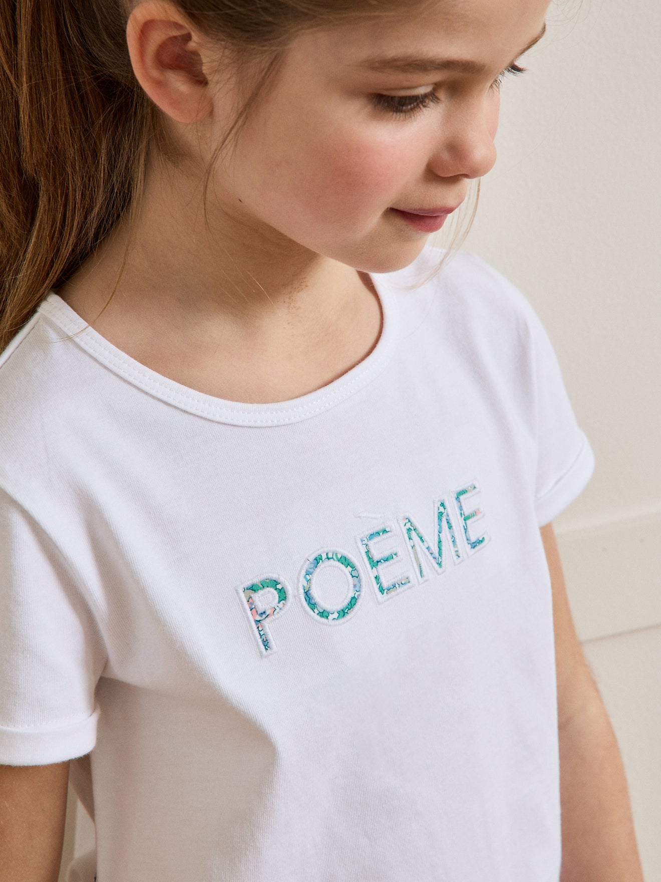 Mädchen-Shirt mit einem Schriftzug aus Liberty®-Stoff – Bio-Baumwolle