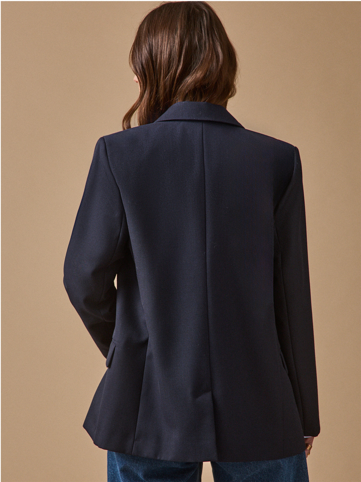 Einfarbiger Damen-Blazer aus Twill mit goldfarbenen Knöpfen