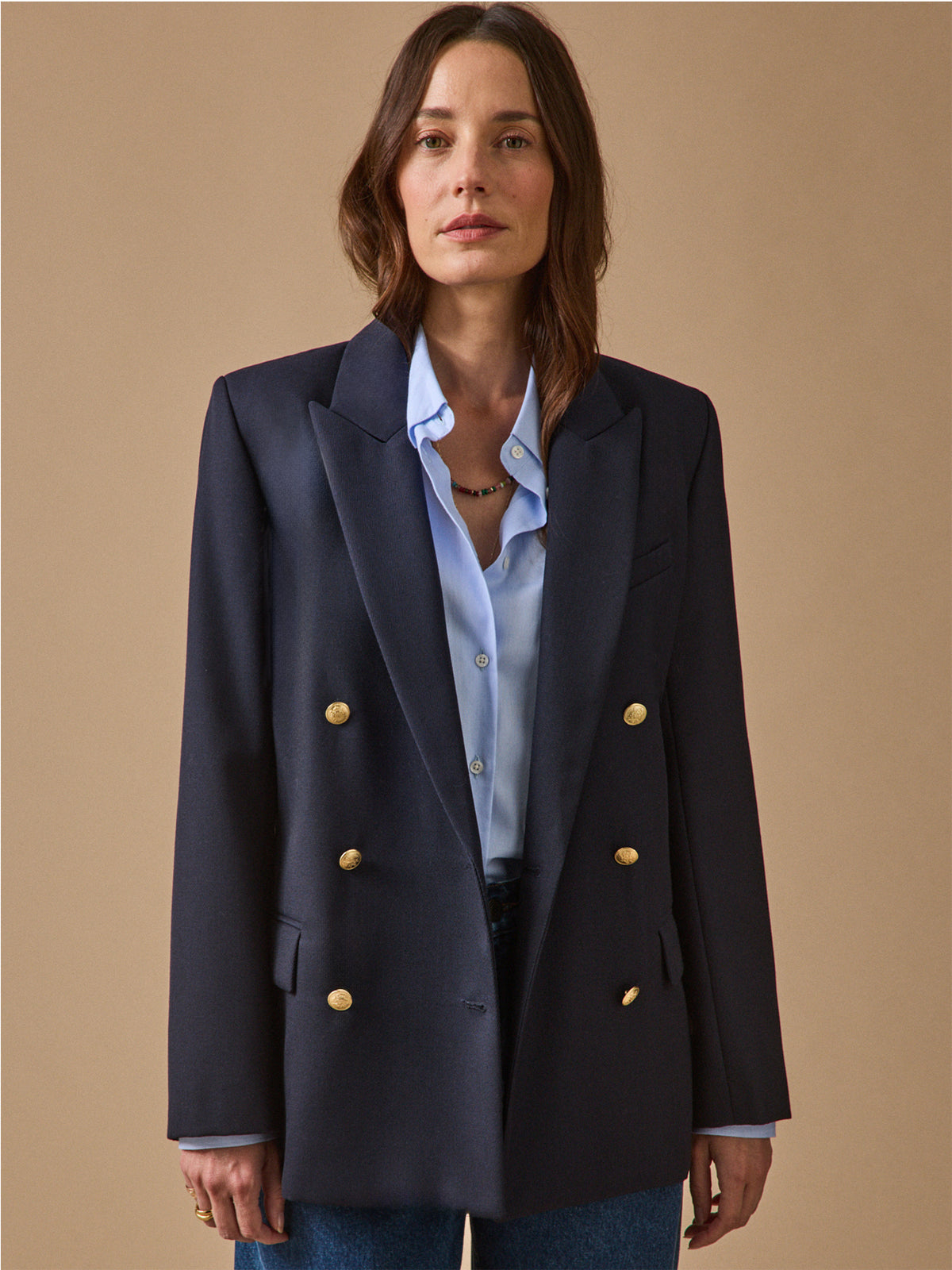 Einfarbiger Damen-Blazer aus Twill mit goldfarbenen Knöpfen