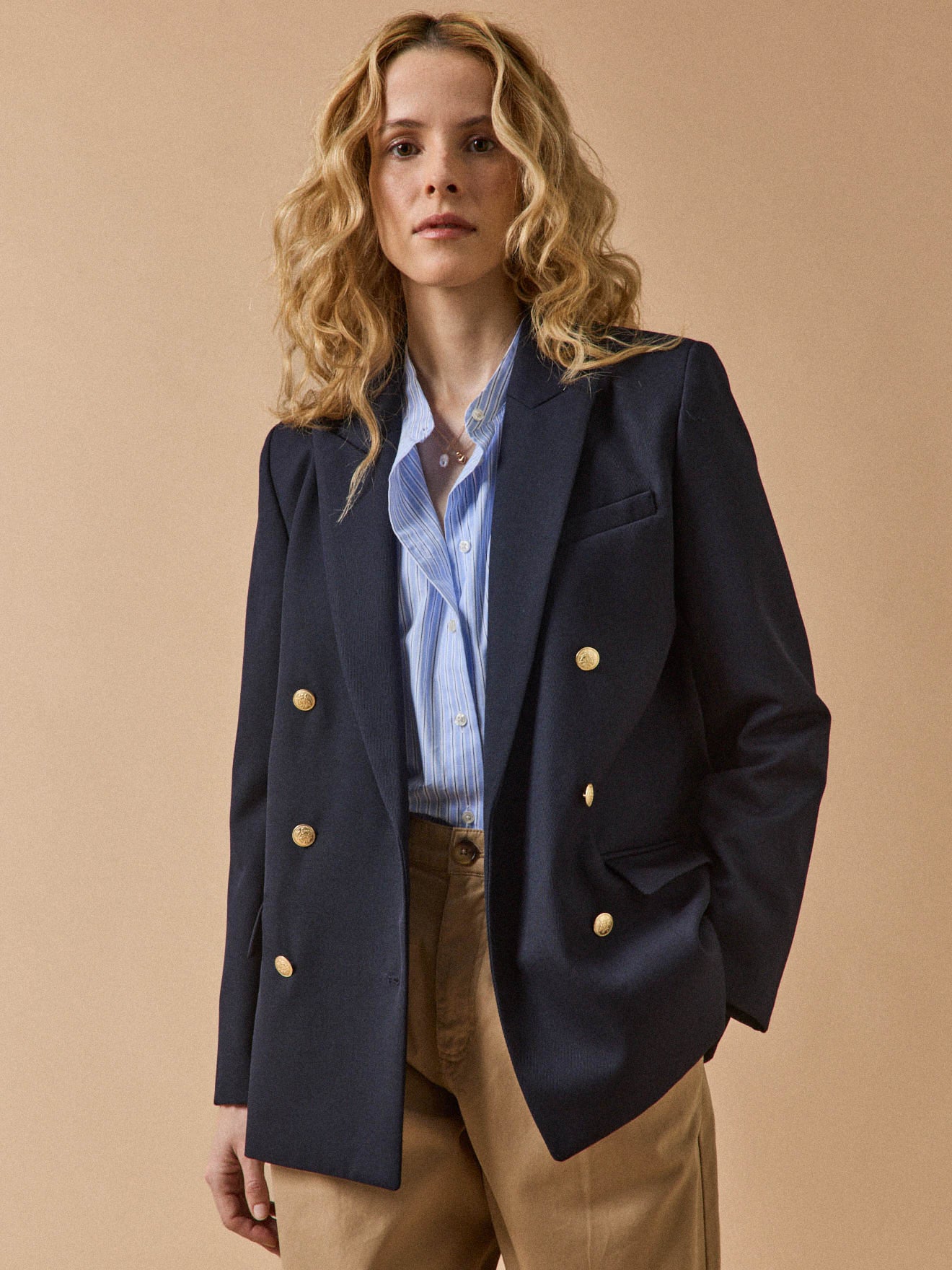 Einfarbiger Damen-Blazer aus Twill mit goldfarbenen Knöpfen