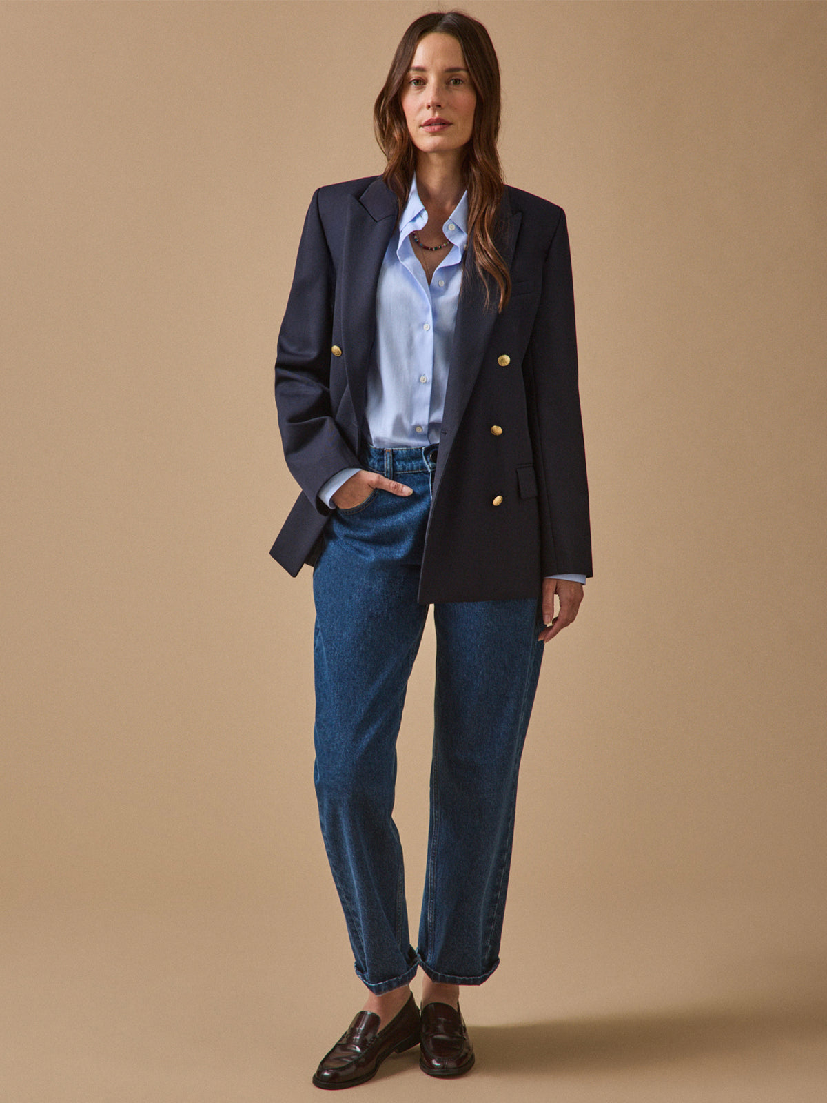 Einfarbiger Damen-Blazer aus Twill mit goldfarbenen Knöpfen