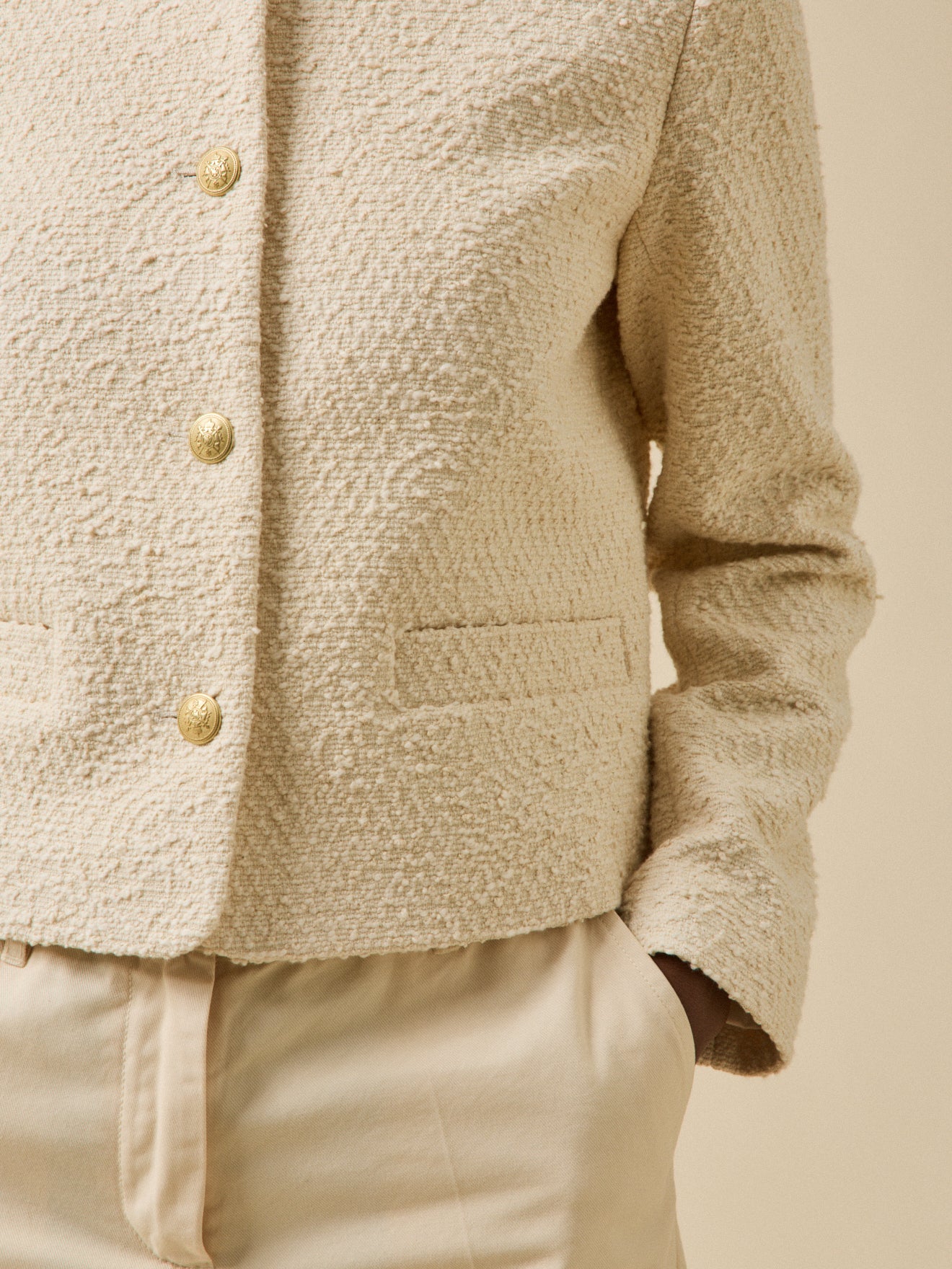 Einfarbige Damenjacke aus Twill ohne Kragen