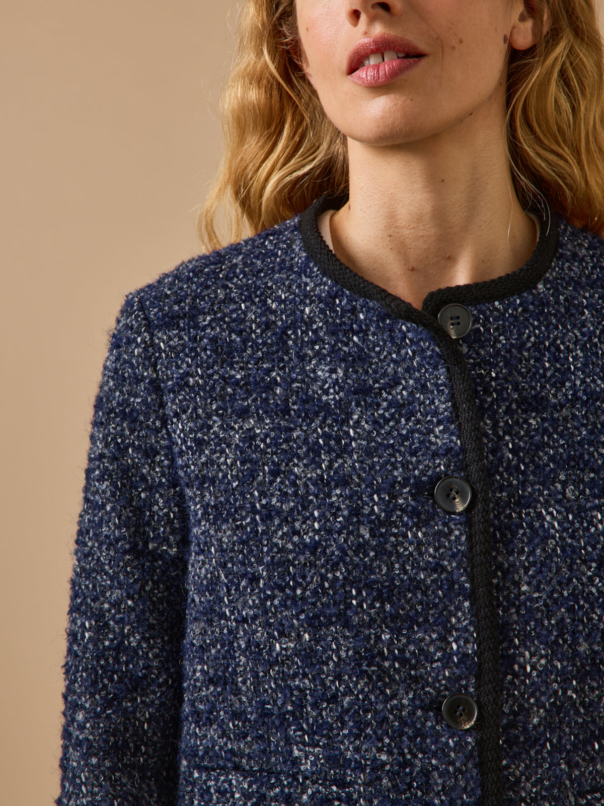 Damenjacke ohne Kragen aus Tweed