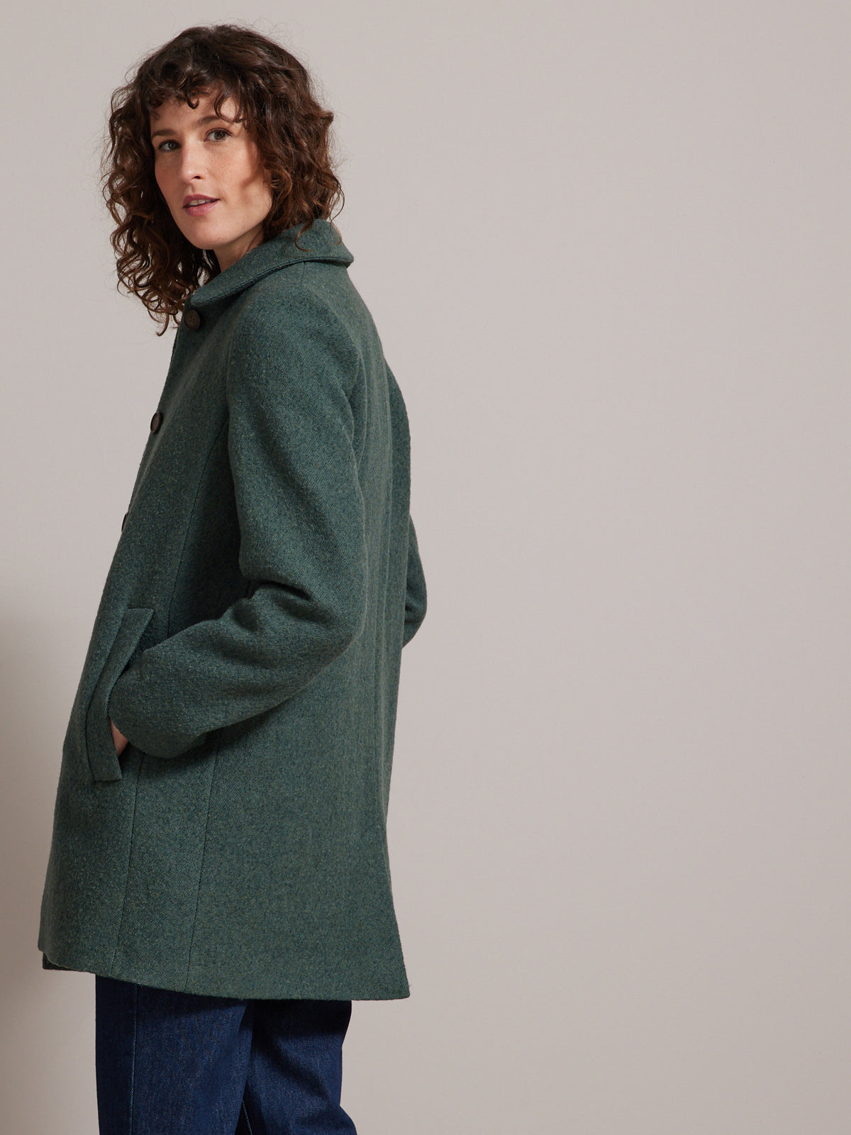 Einfarbige kurze Damenjacke aus Wolltuch