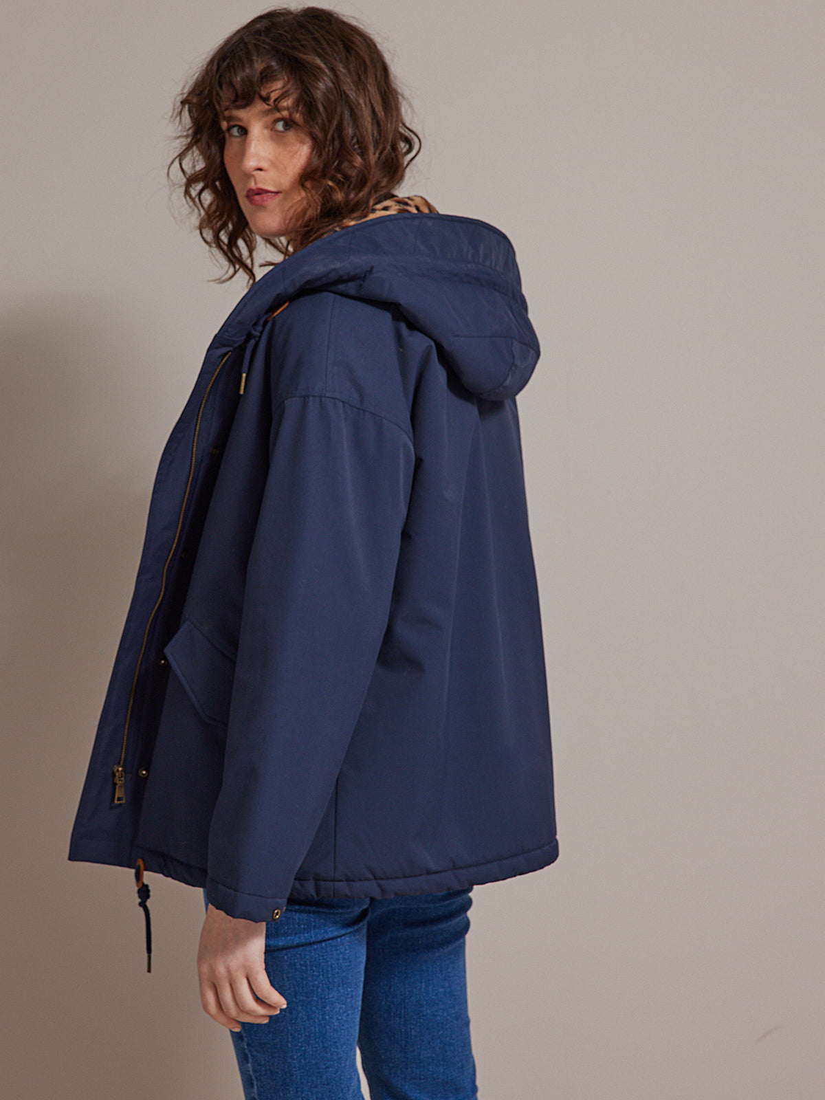 Kurzer Damen-Parka mit Futter und Leo-Print