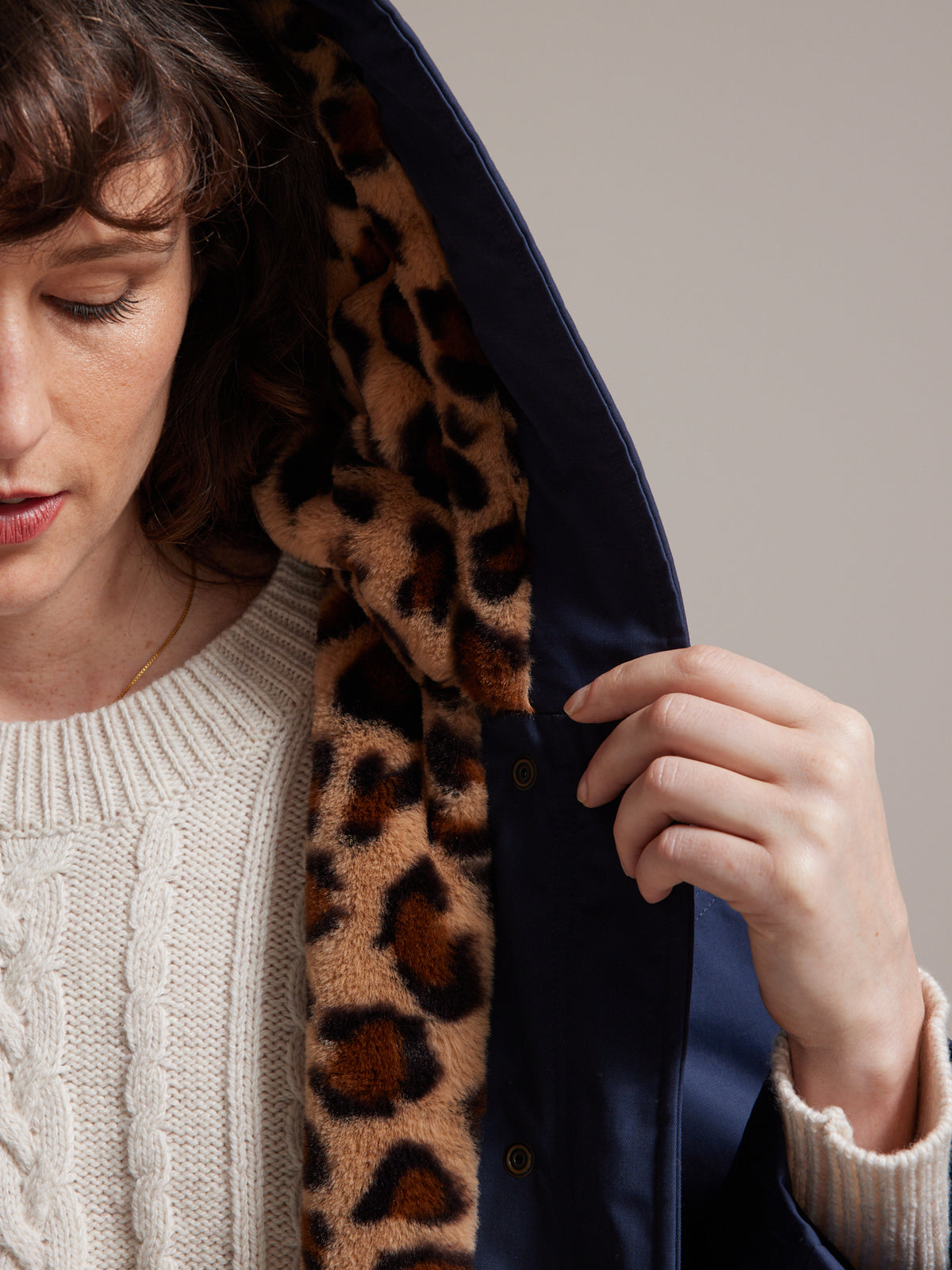 Kurzer Damen-Parka mit Futter und Leo-Print