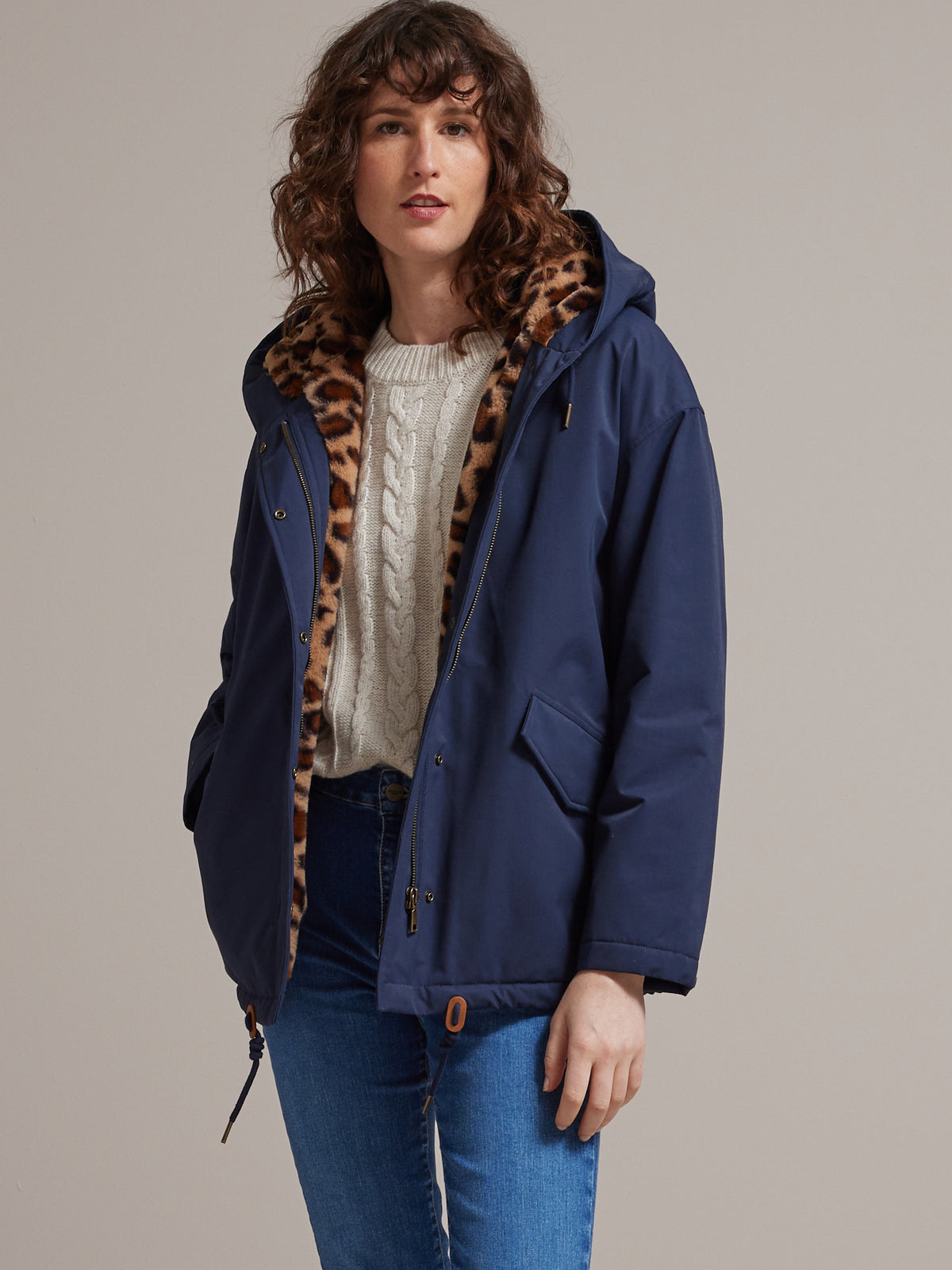 Kurzer Damen-Parka mit Futter und Leo-Print