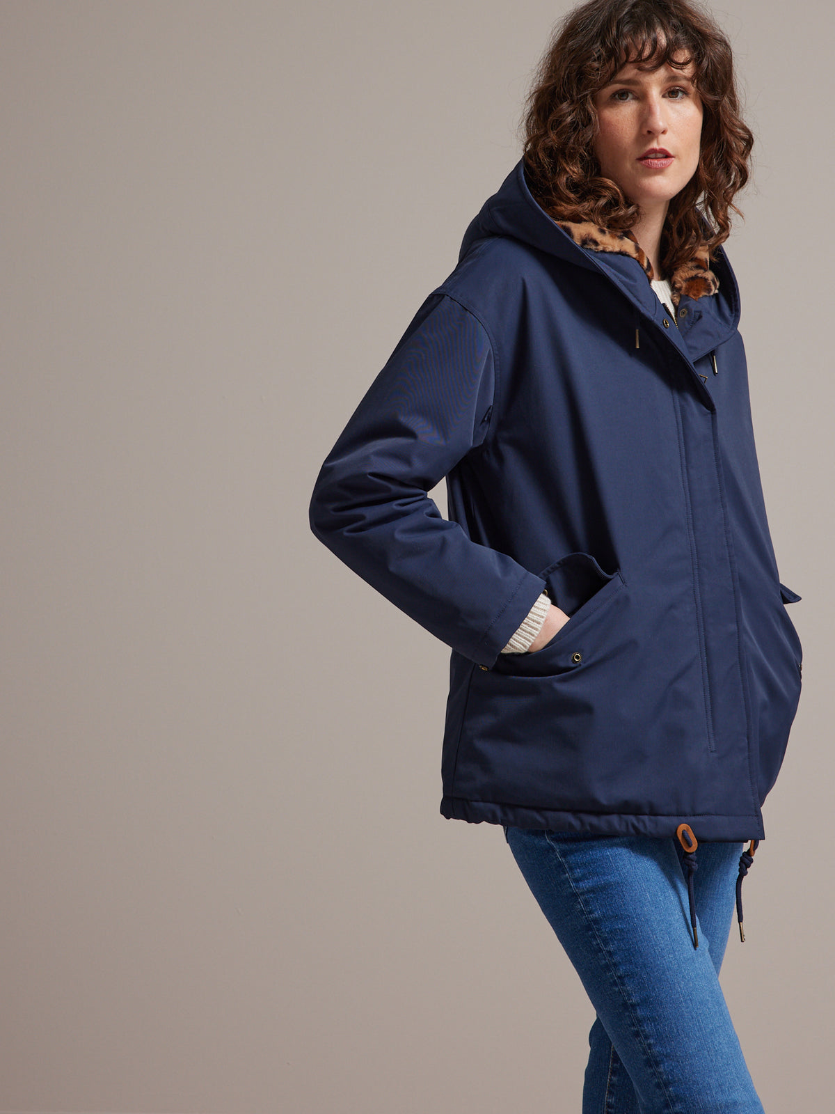 Kurzer Damen-Parka mit Futter und Leo-Print
