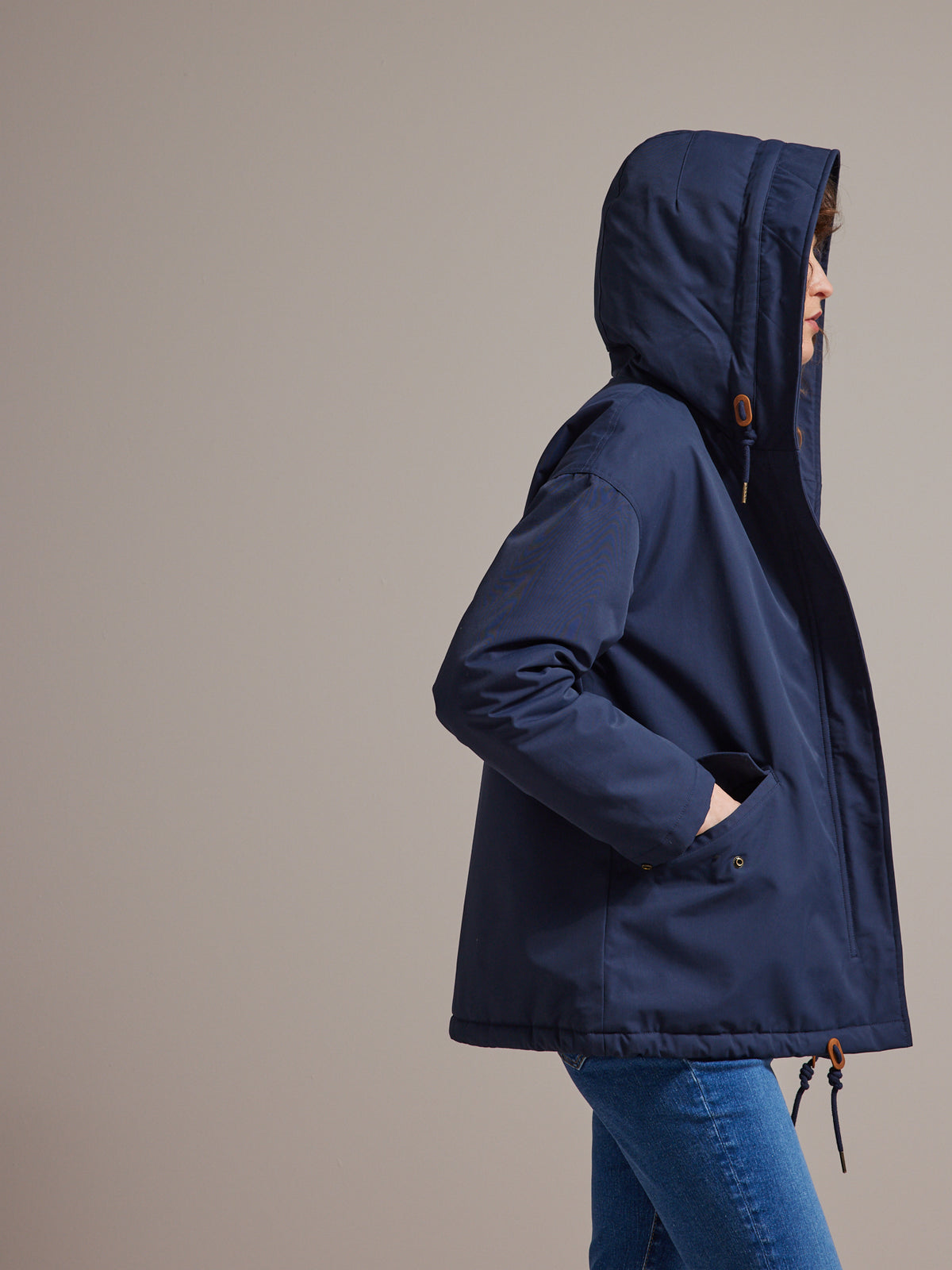Kurzer Damen-Parka mit Futter und Leo-Print