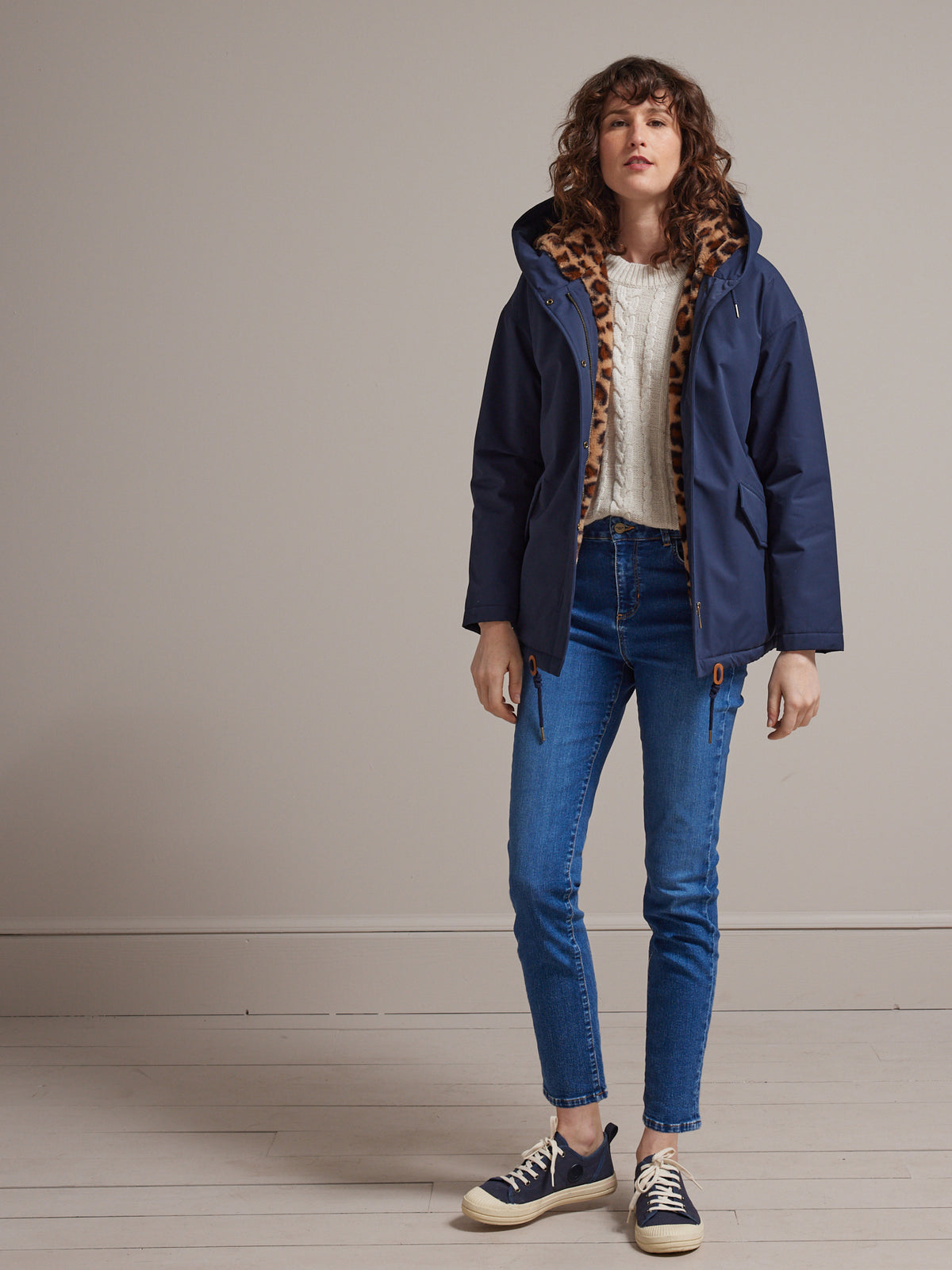 Kurzer Damen-Parka mit Futter und Leo-Print