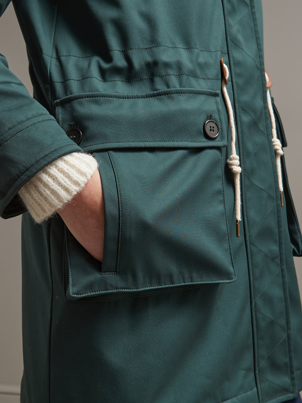 Langer Damen-Parka mit Webpelz und Wattierung