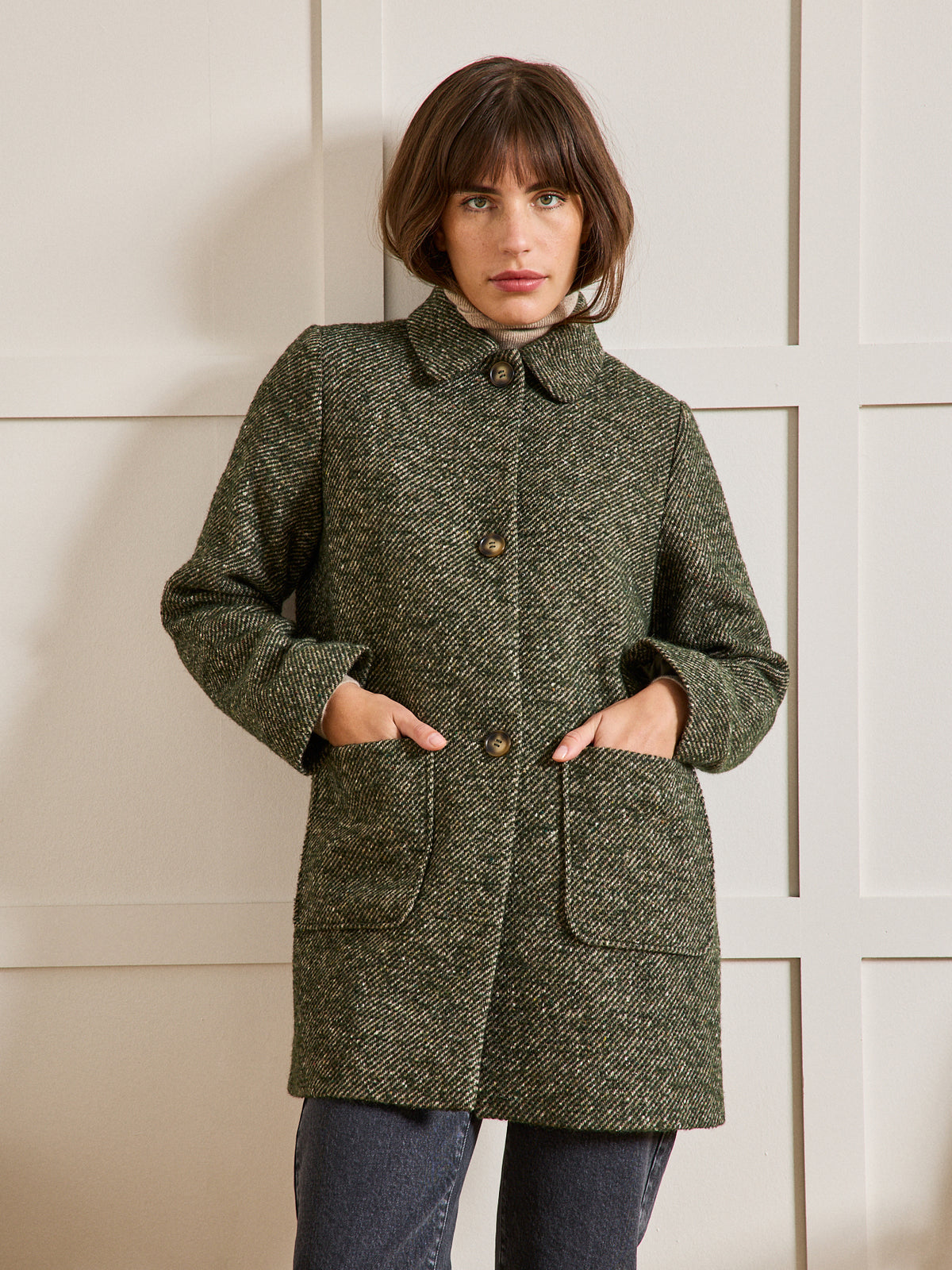 Kurzer Damenmantel aus mouliniertem Twill
