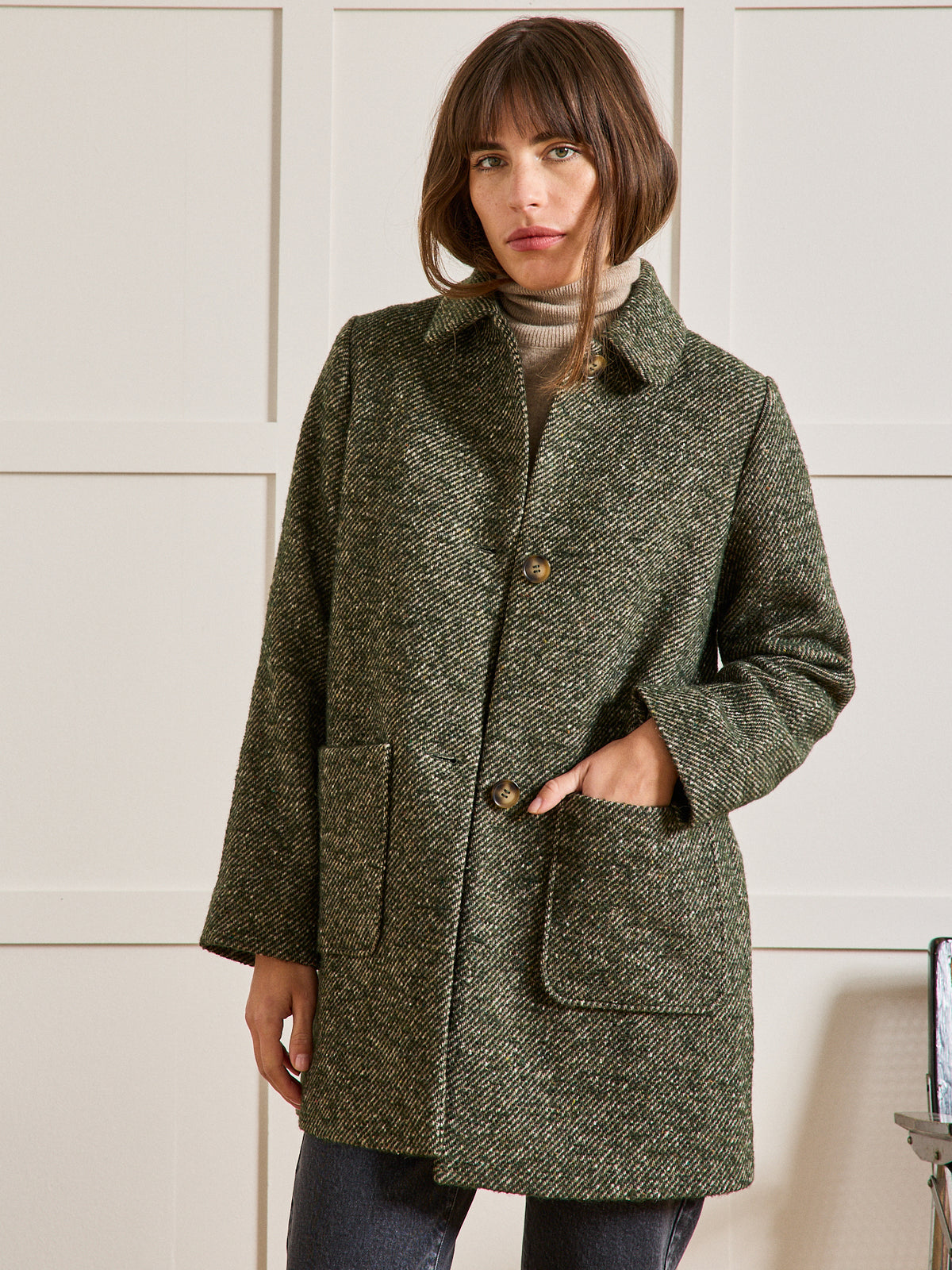 Kurzer Damenmantel aus mouliniertem Twill