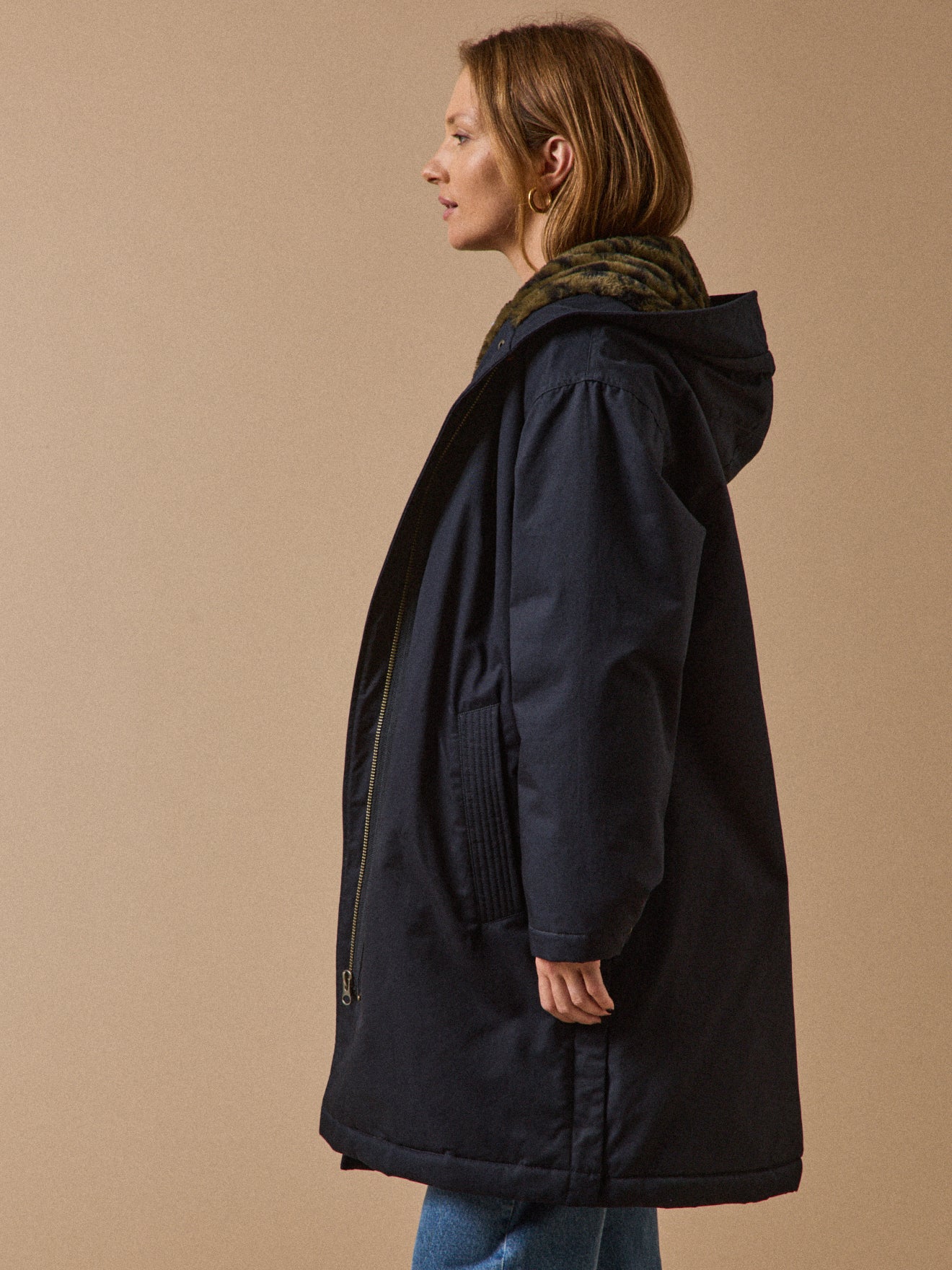 Halblanger und gefütterter Damen-Parka aus Webpelz