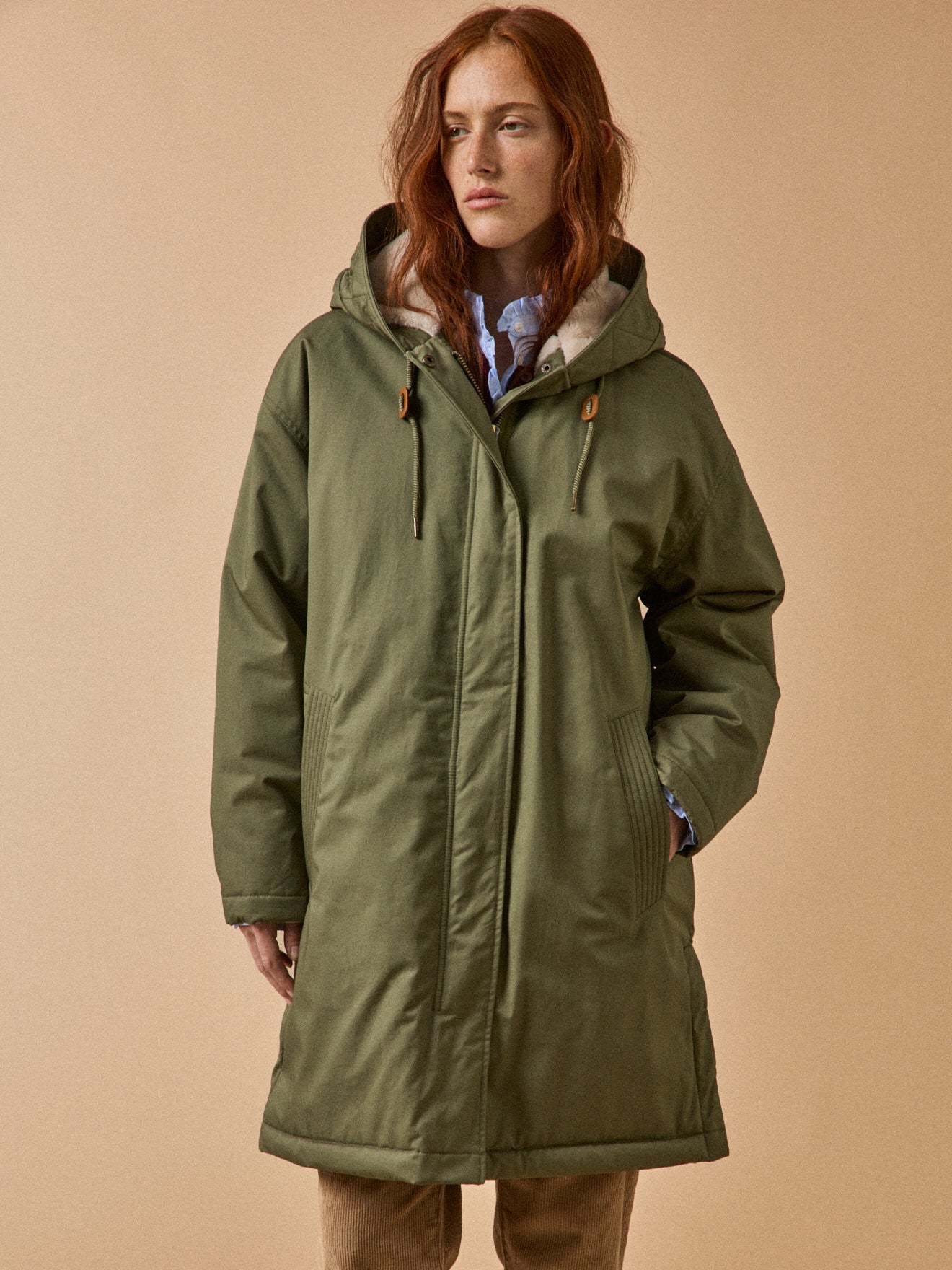 Halblanger und gefütterter Damen-Parka aus Webpelz