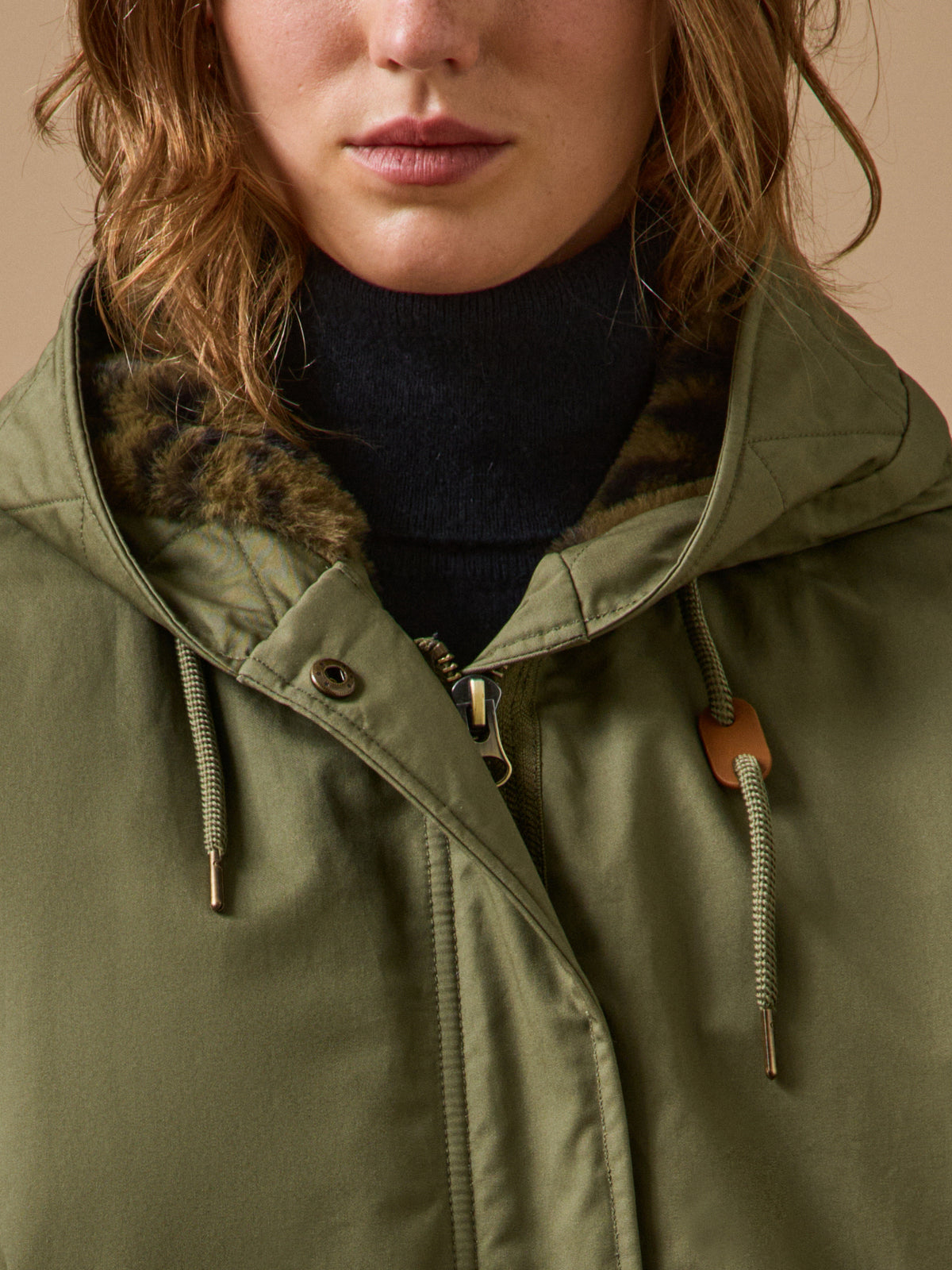 Kurzer Damen-Parka mit Webpelz-Futter