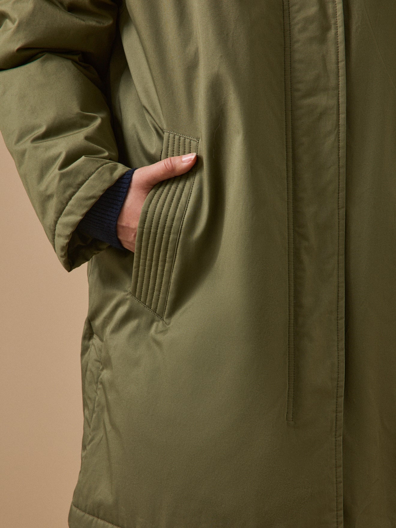 Halblanger und gefütterter Damen-Parka aus Webpelz