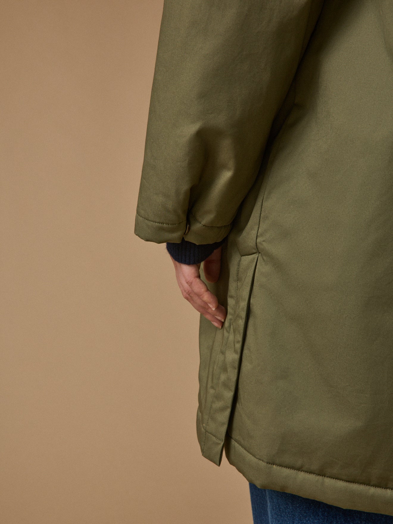 Halblanger und gefütterter Damen-Parka aus Webpelz