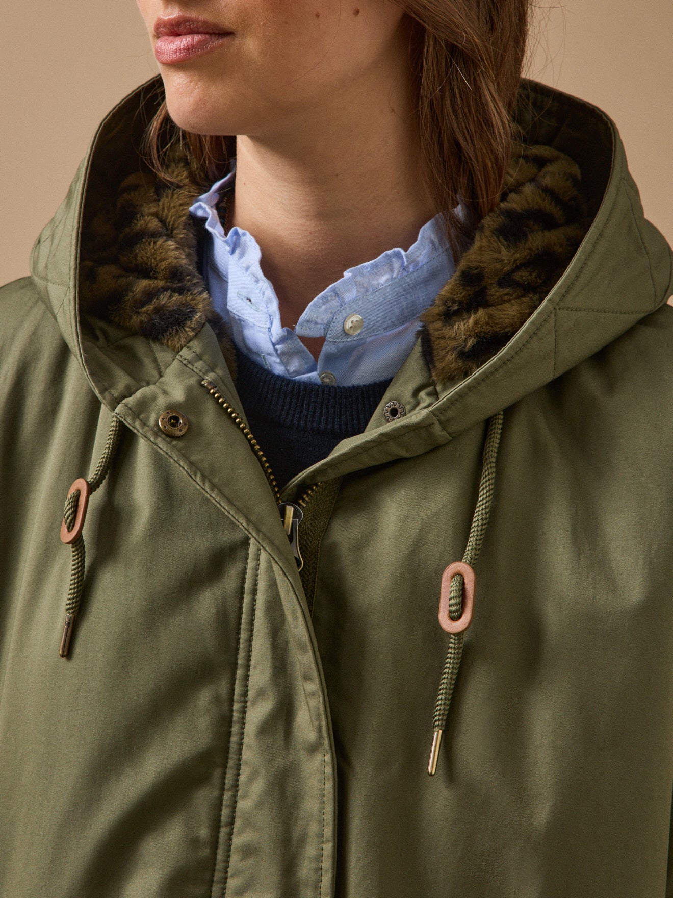 Halblanger und gefütterter Damen-Parka aus Webpelz