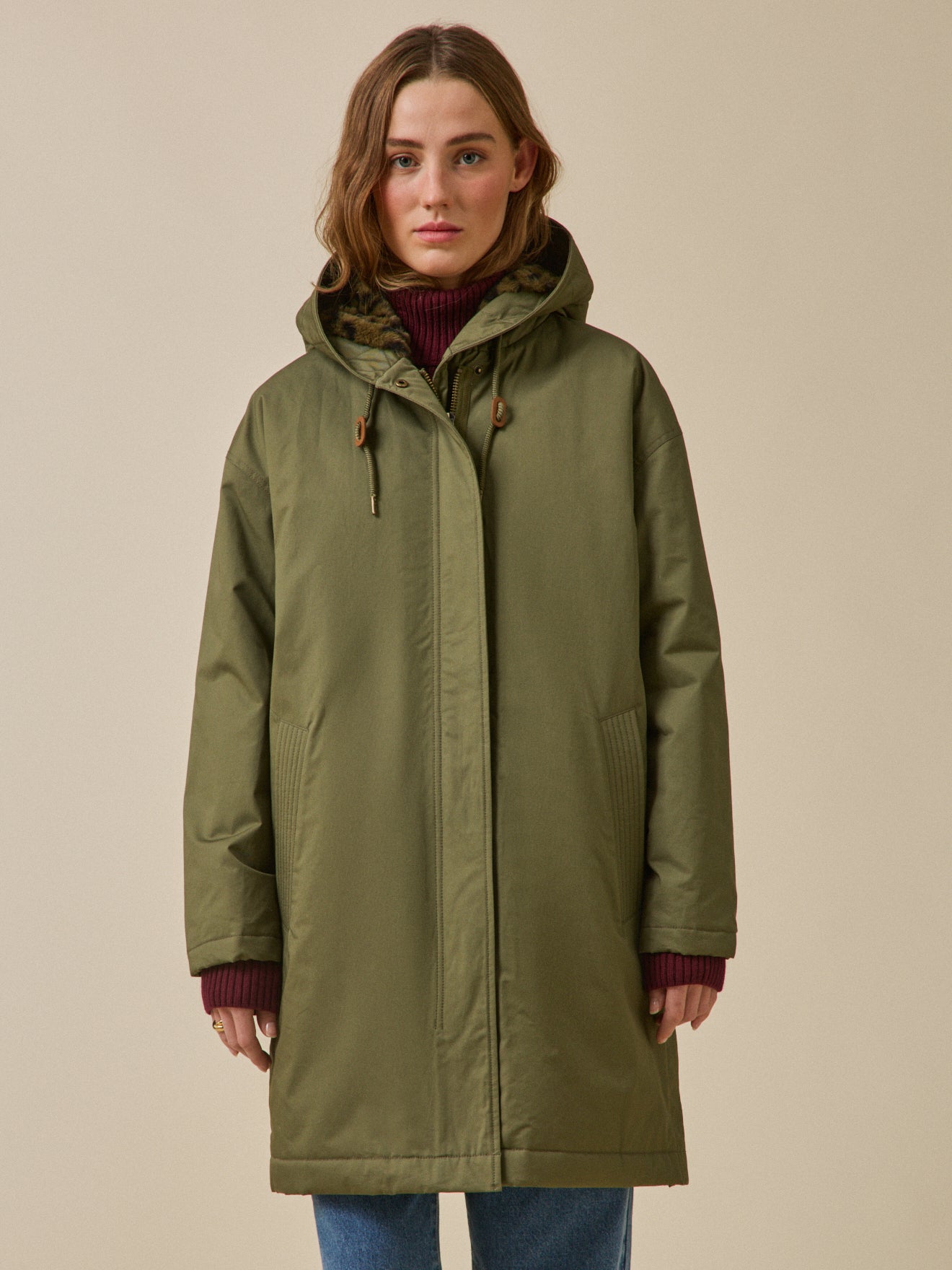Halblanger und gefütterter Damen-Parka aus Webpelz
