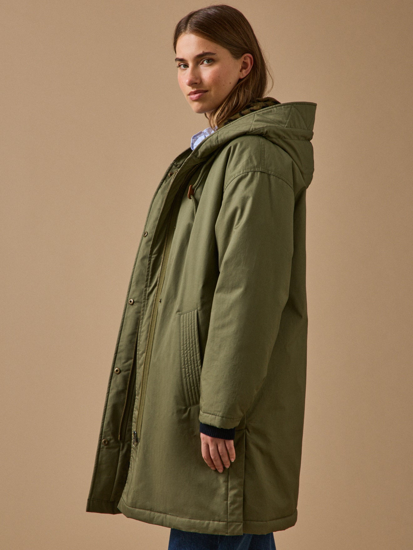 Halblanger und gefütterter Damen-Parka aus Webpelz
