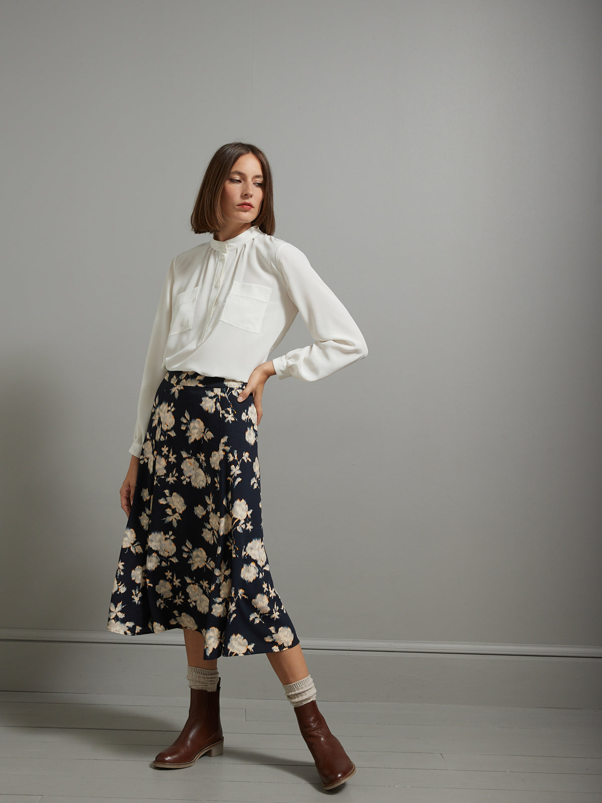 Halblanger Damenrock mit Ikat-Print