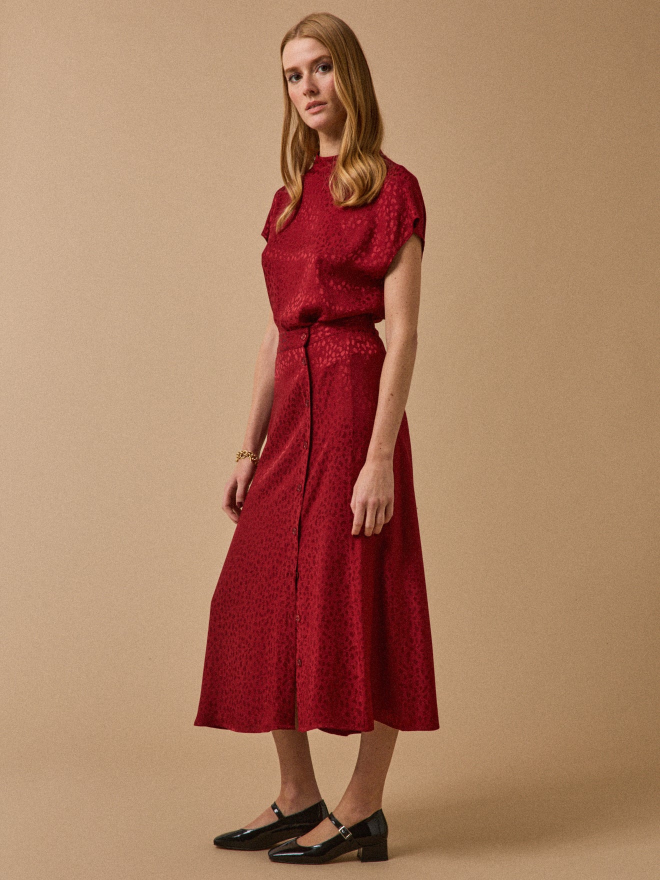 Langer und geknöpfter Damenrock mit Jacquard