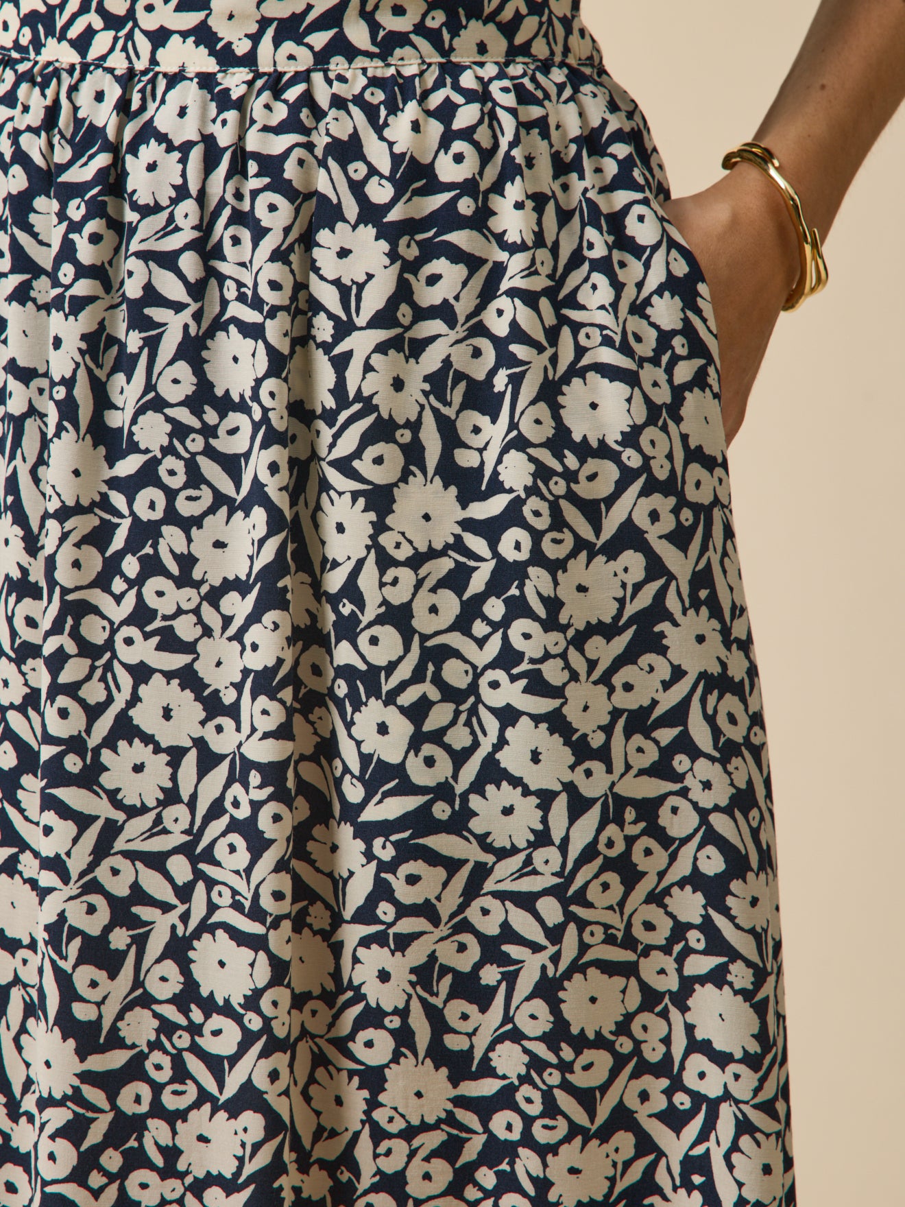 Halblanger Damenrock mit Enea-Print