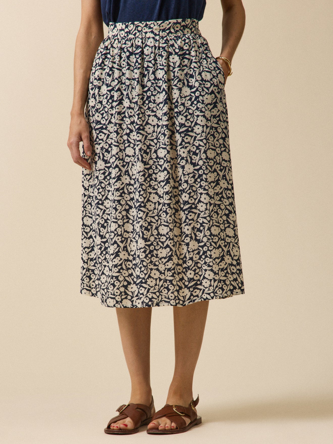 Halblanger Damenrock mit Enea-Print