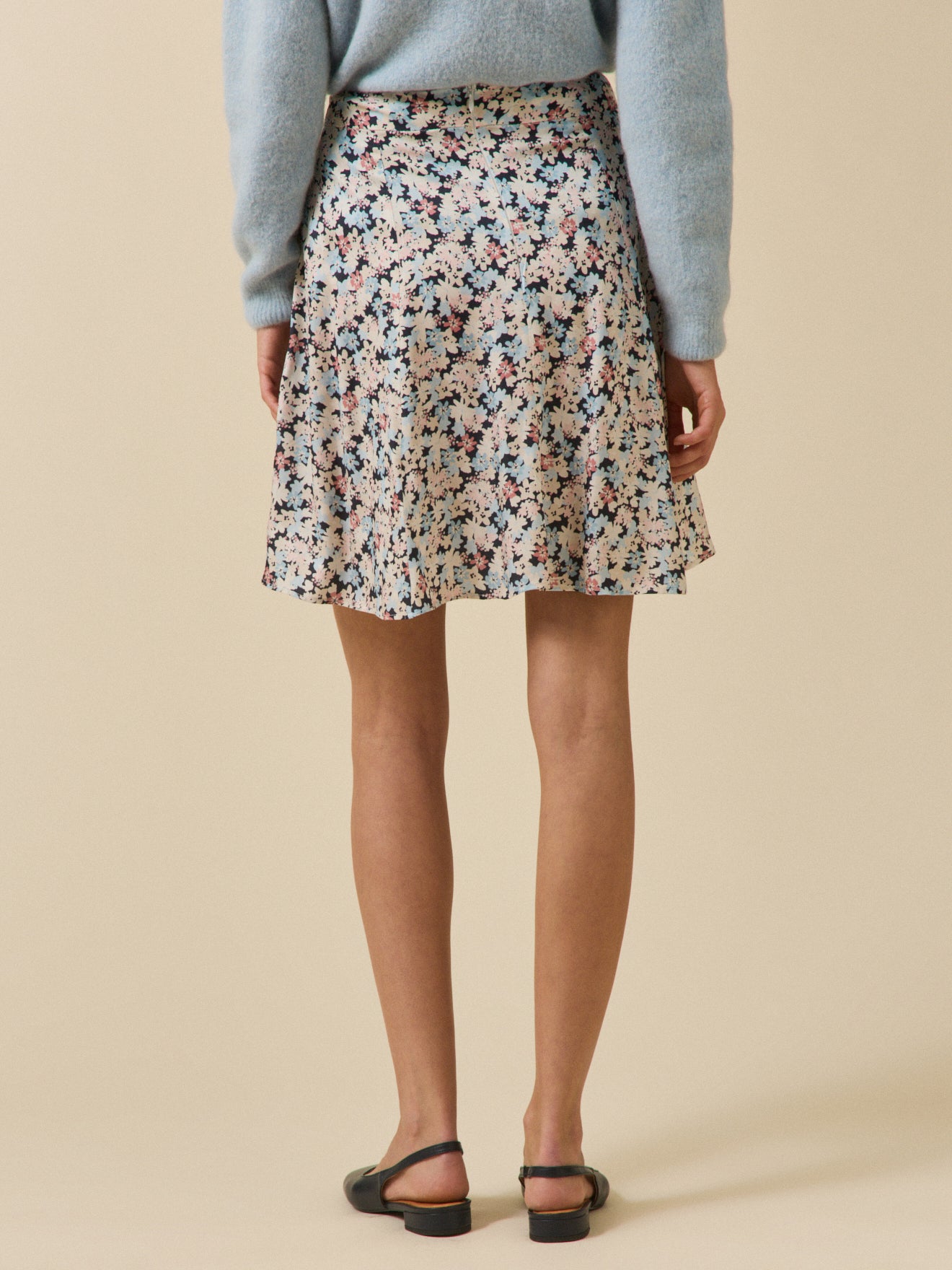 Kurzer Damenrock mit Pop-Blumen-Print