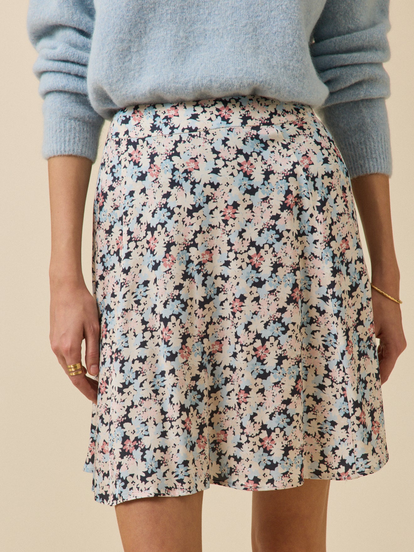 Kurzer Damenrock mit Pop-Blumen-Print