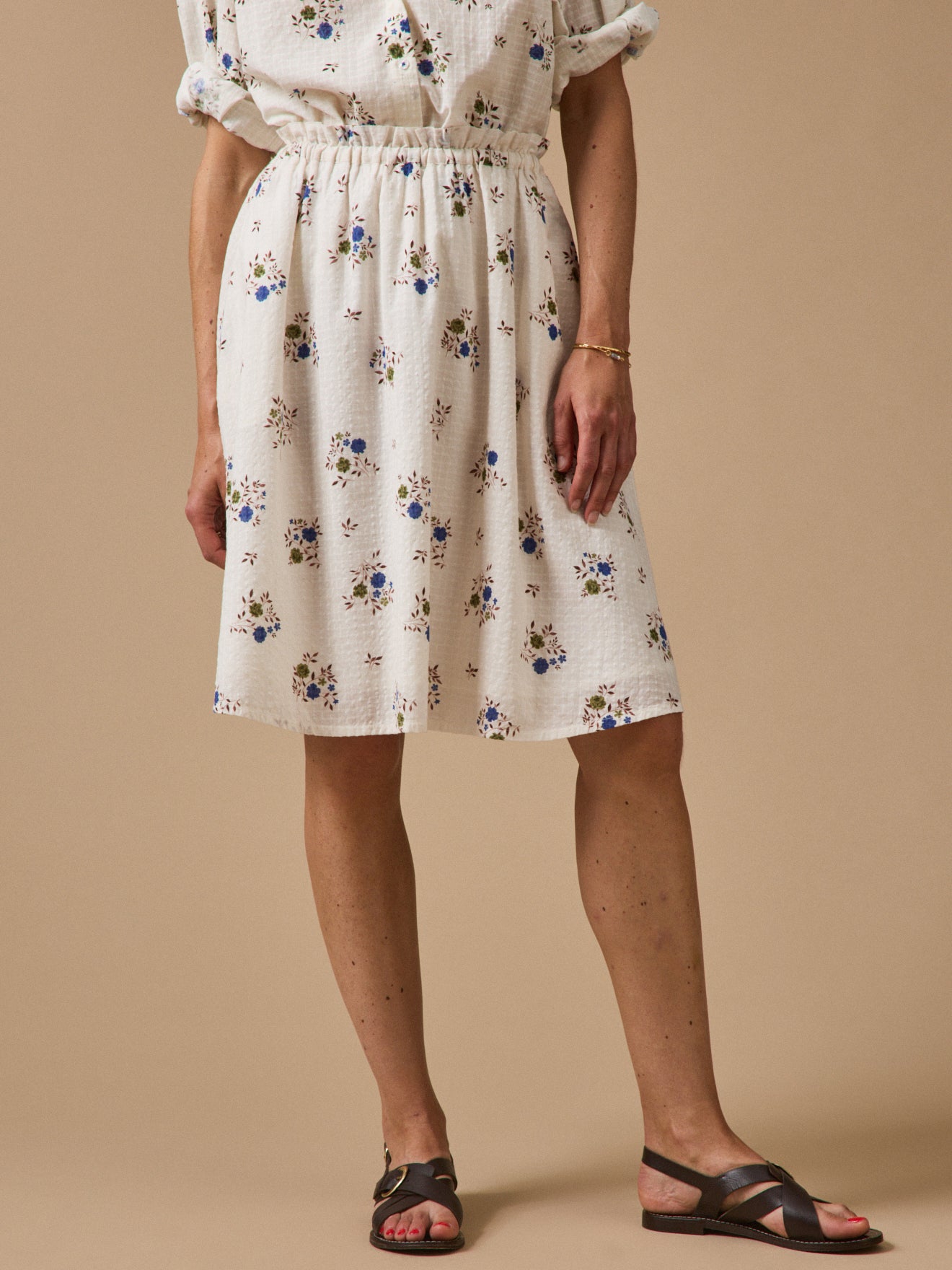 Kurzer Damenrock mit Rosa Blue-Print