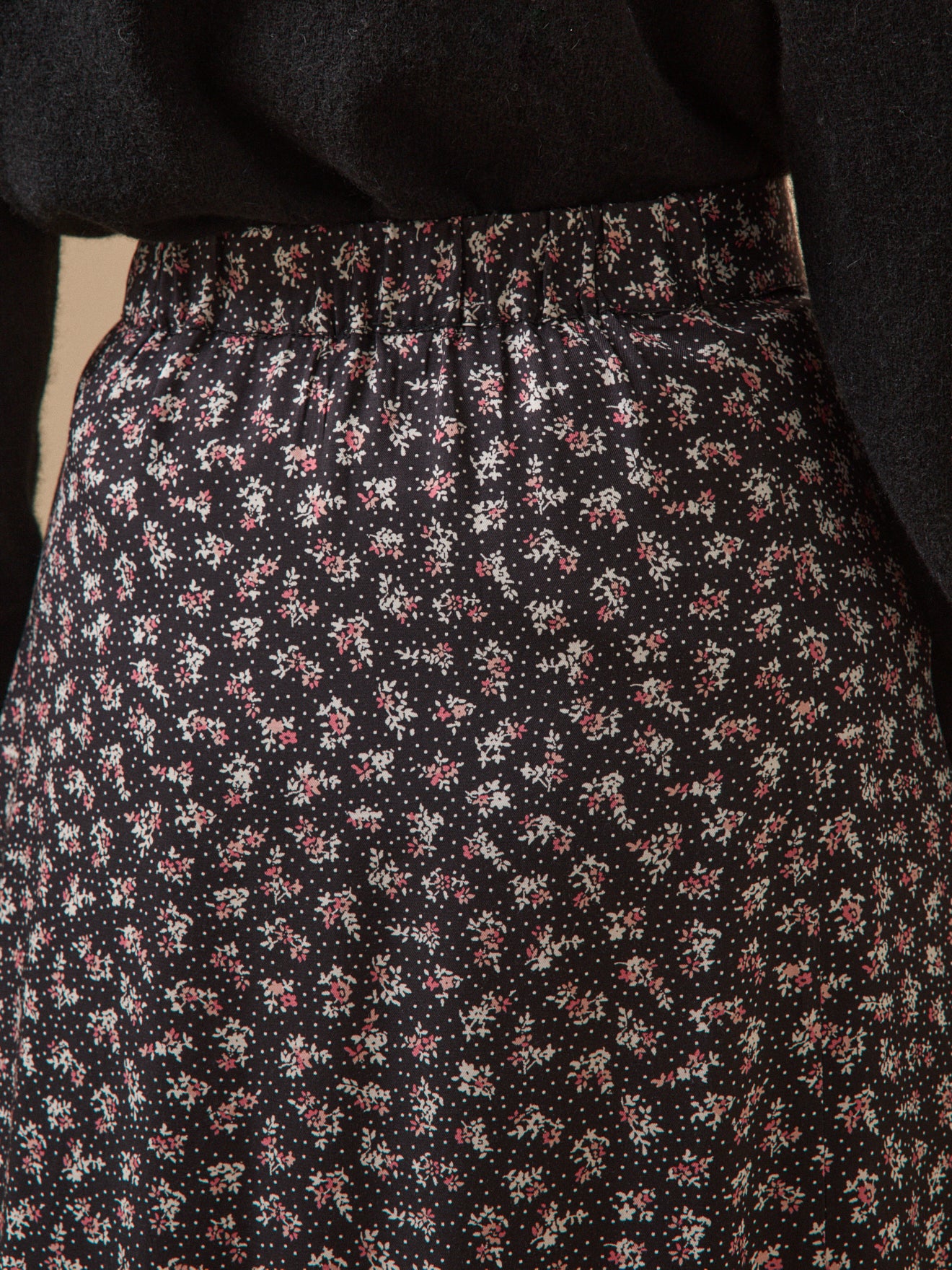Halblanger Damenrock mit Konfetti-Blumen-Print